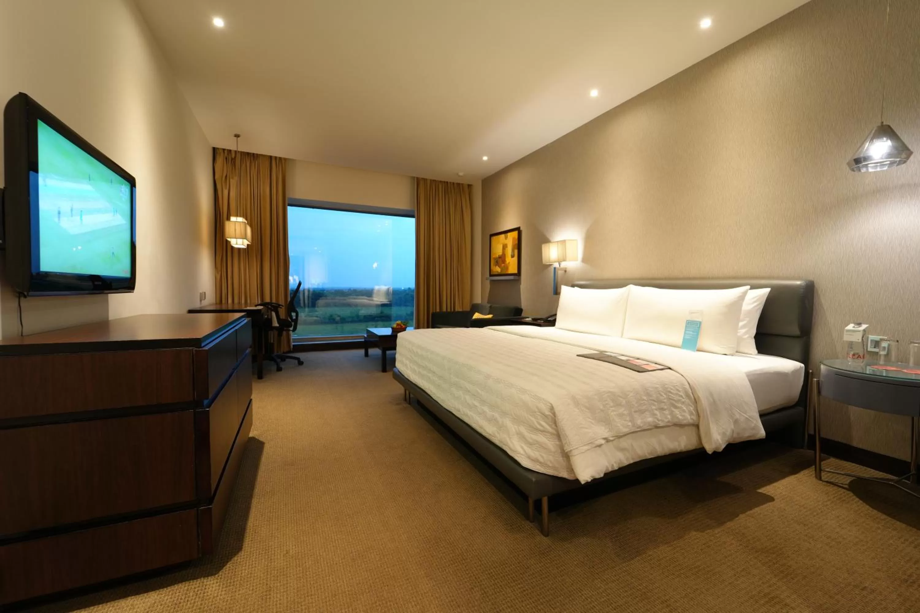 Bedroom, Bed in Le Meridien Nagpur