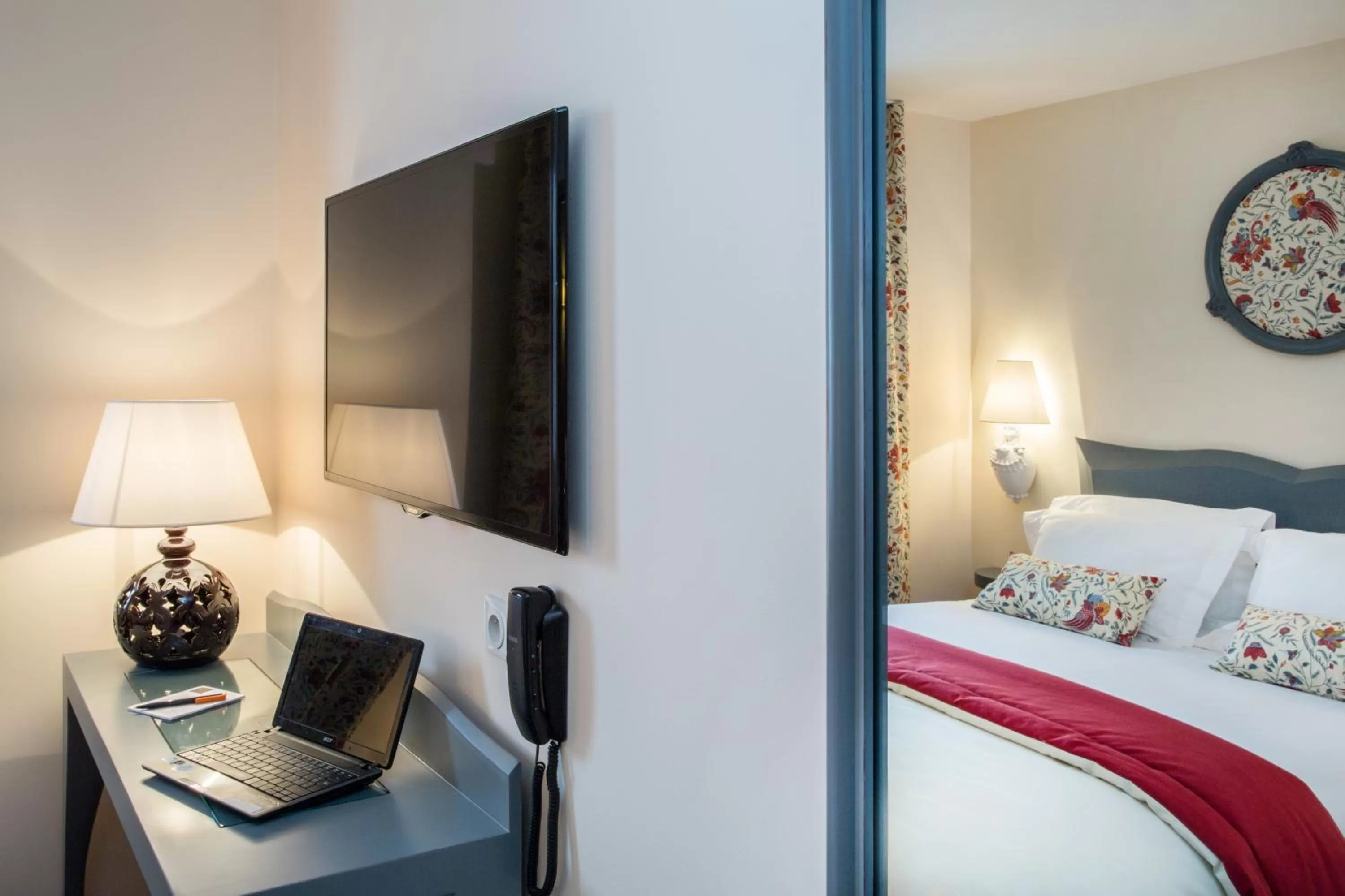 Decorative detail, Bed in Relais des Trois Châteaux Hôtel-Restaurant - Teritoria