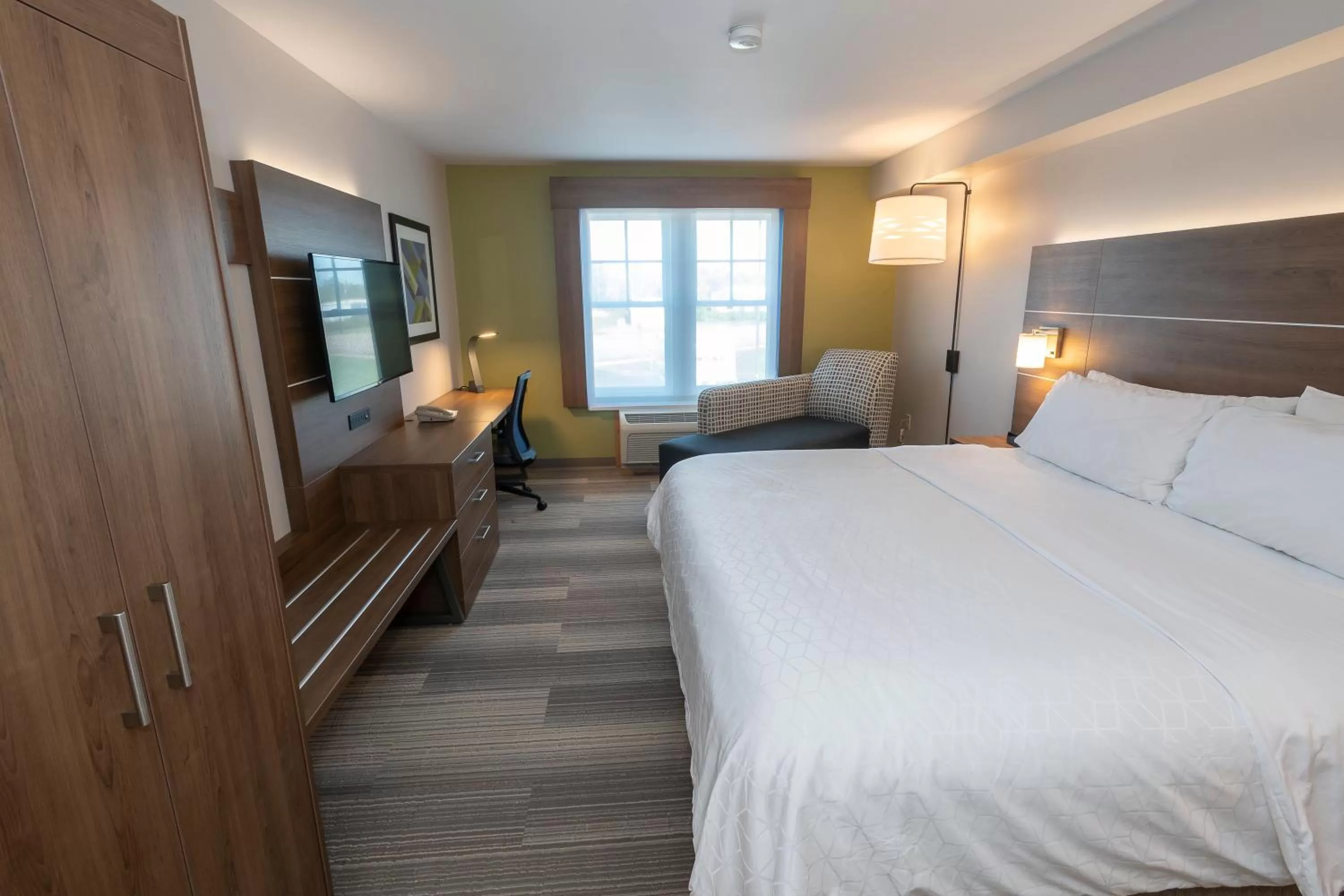 Photo of the whole room, Bed in Holiday Inn Express & Suites Iron Mountain by IHG