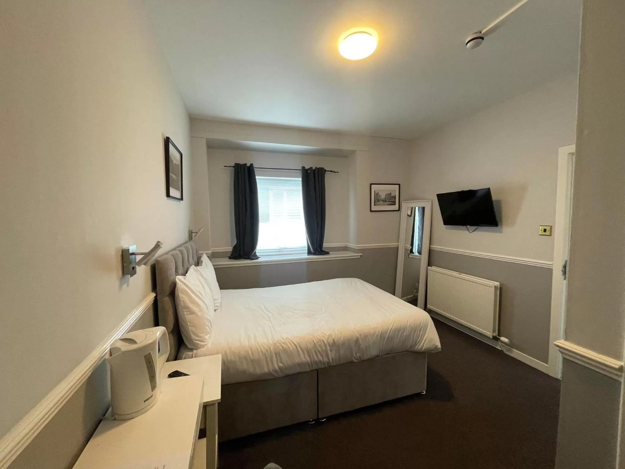 Bedroom, Bed in Airlie Arms Hotel