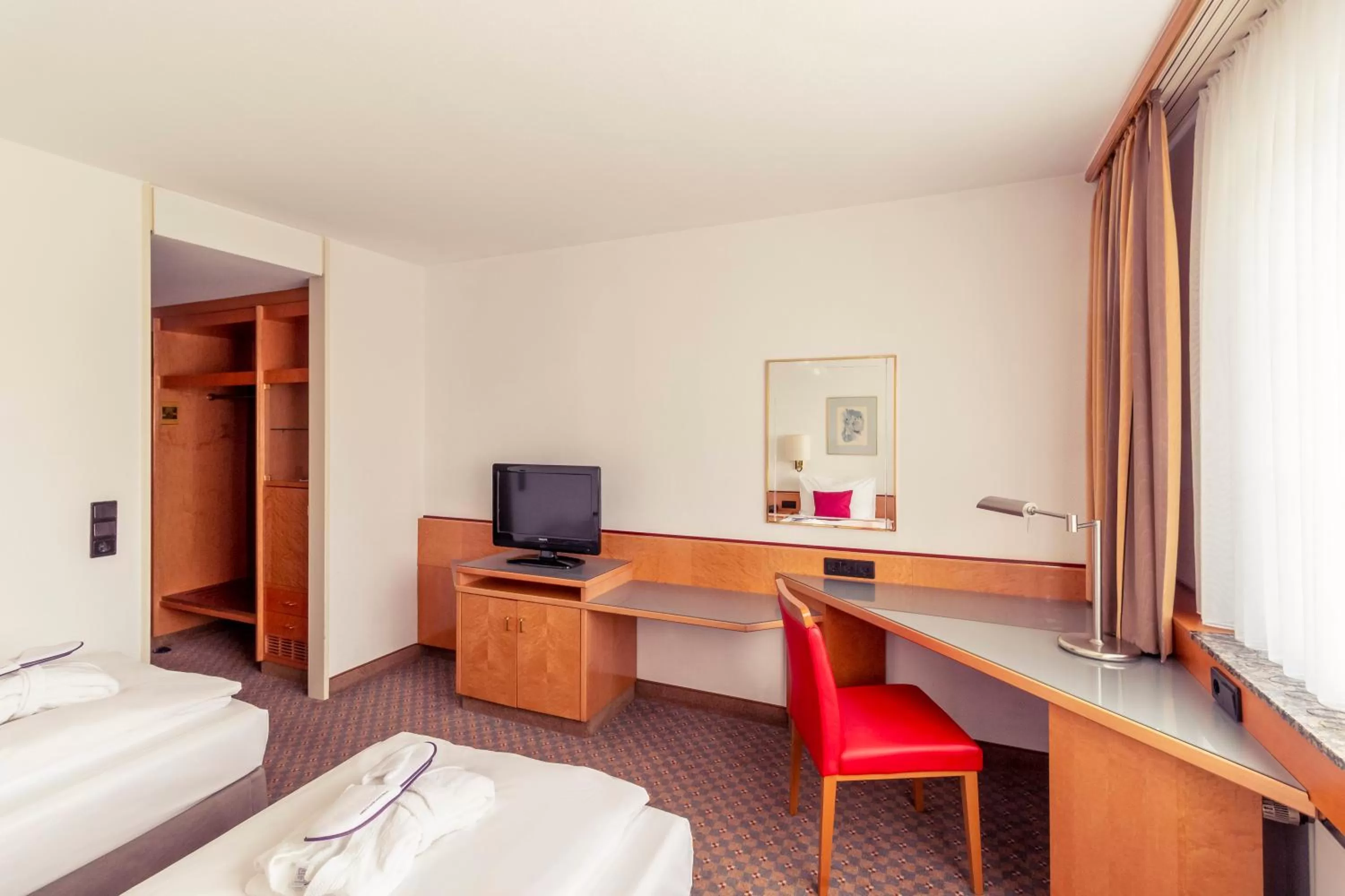 Photo of the whole room, Bed in Mercure Hotel Köln City Friesenstraße