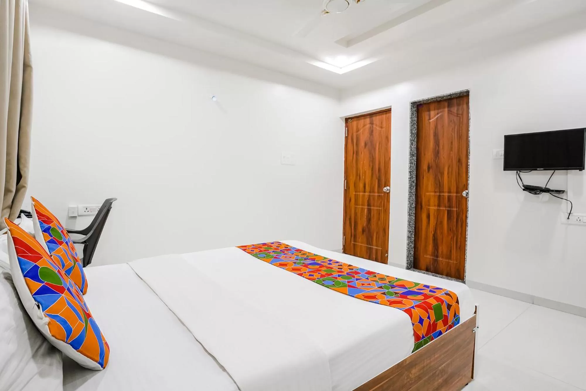 Communal lounge/ TV room, Bed in FabHotel Omkar Executive