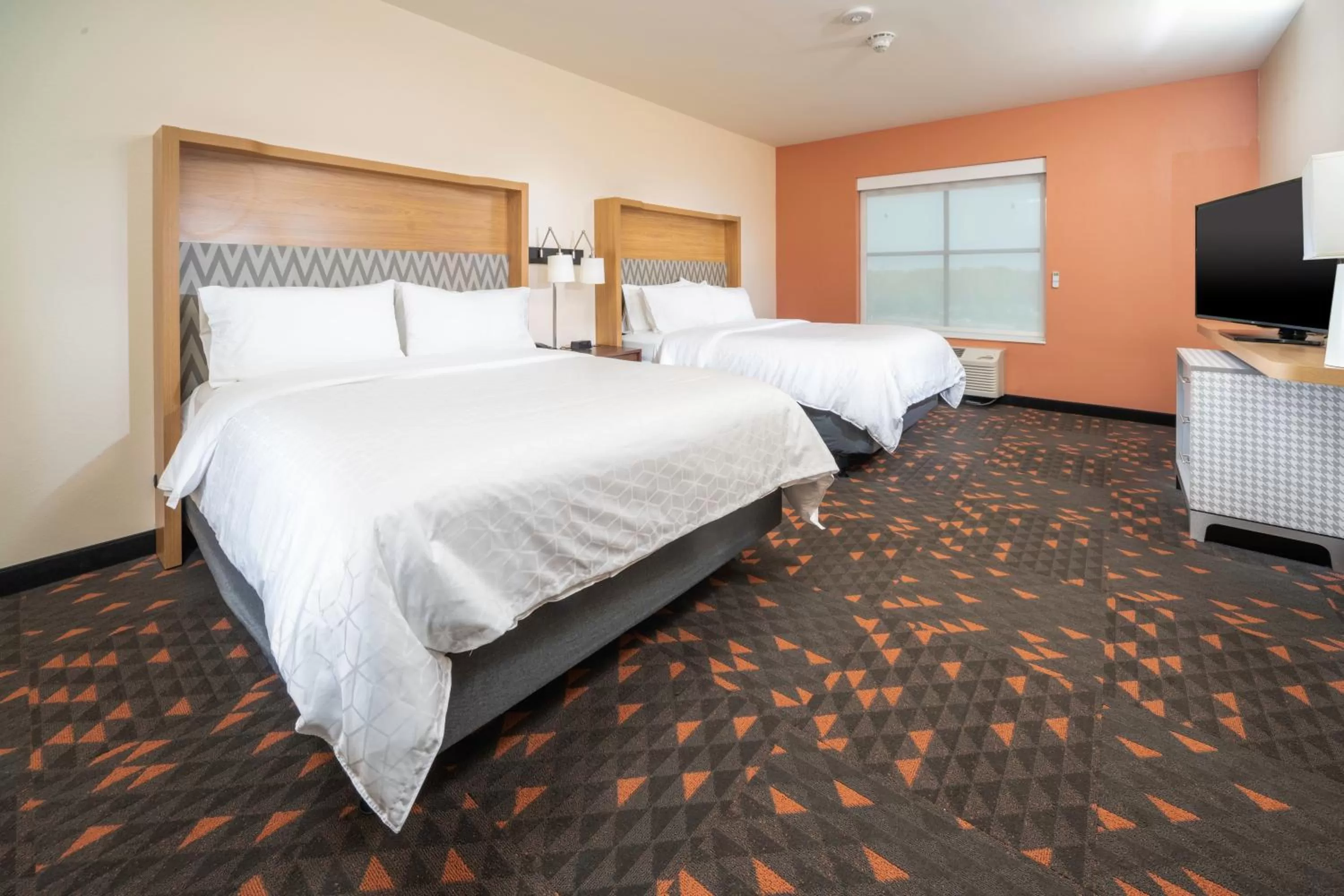 Photo of the whole room, Bed in Holiday Inn St Louis - Creve Coeur by IHG