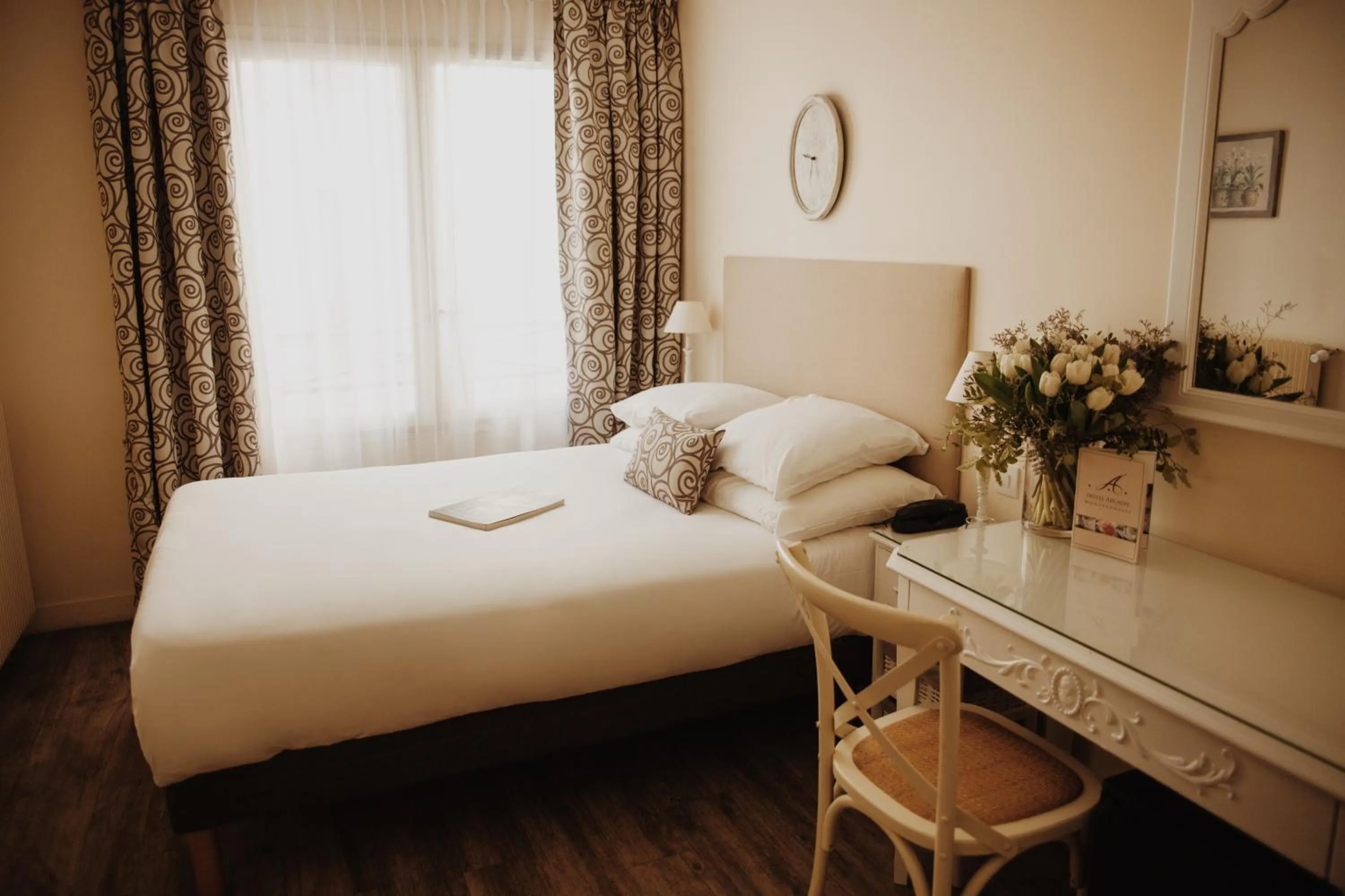 Photo of the whole room, Bed in Arcadie Montparnasse