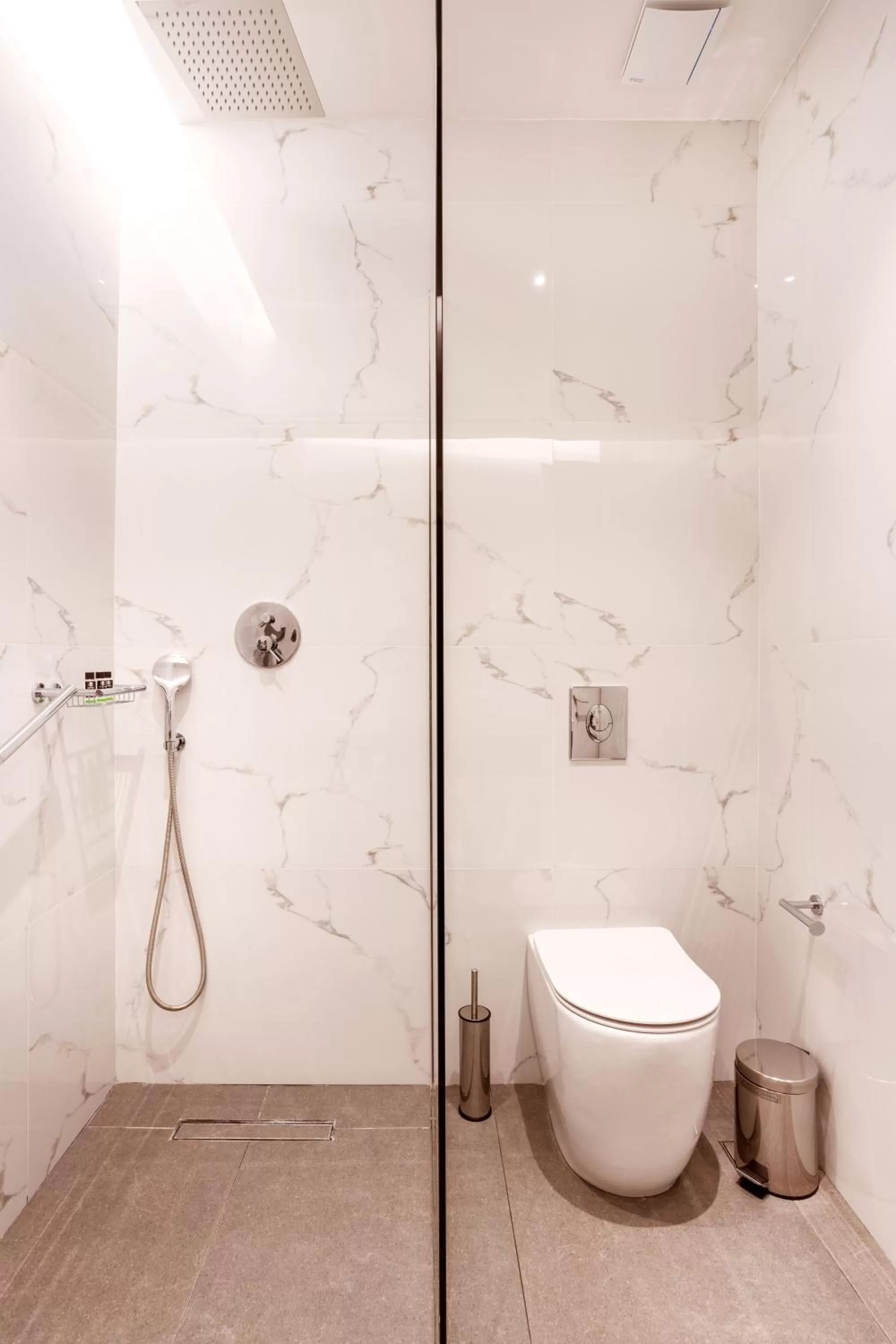 Shower in DAYS City Suites Athens