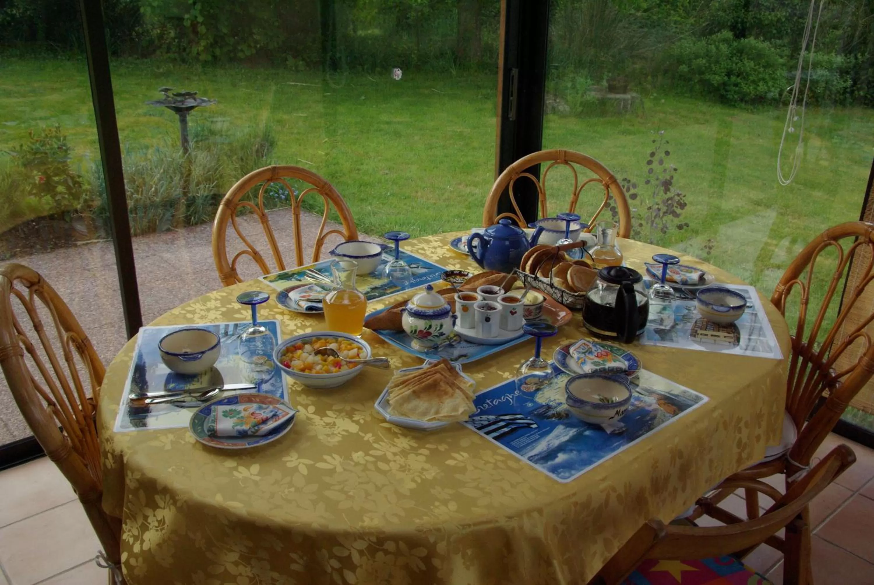 Breakfast in Chambres d'hôtes La Fontaine Garel