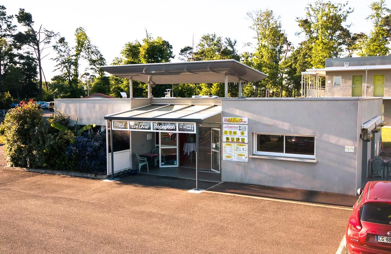 Facade/entrance, Property Building in Hôtel Eco Chic