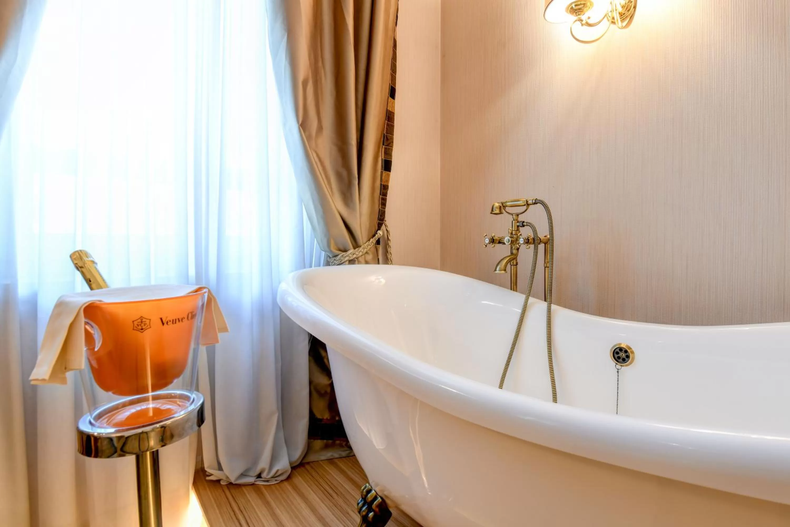 Deluxe Double Room with Bath in Hotel Master