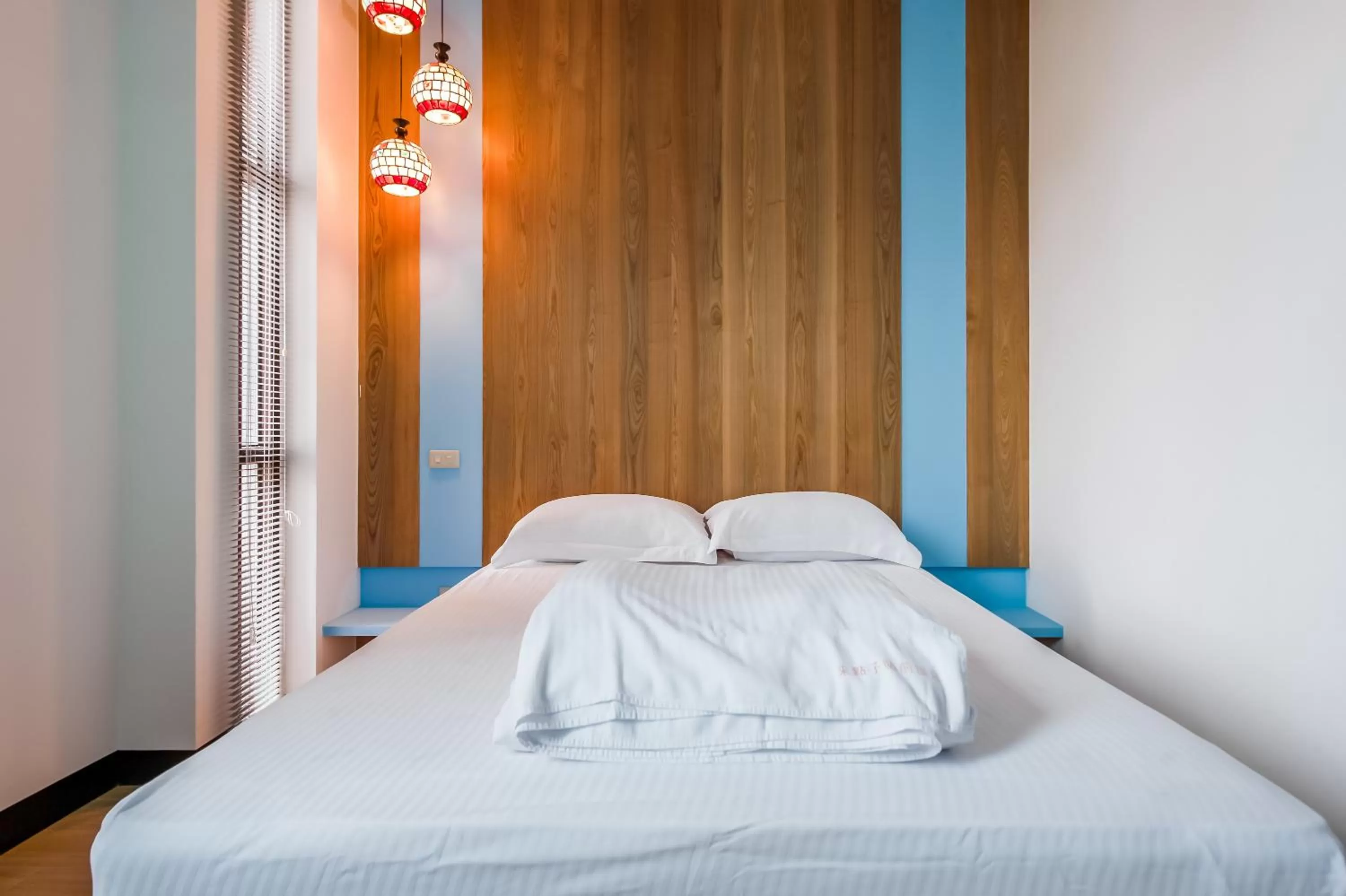 Photo of the whole room, Bed in lightness Station Inn