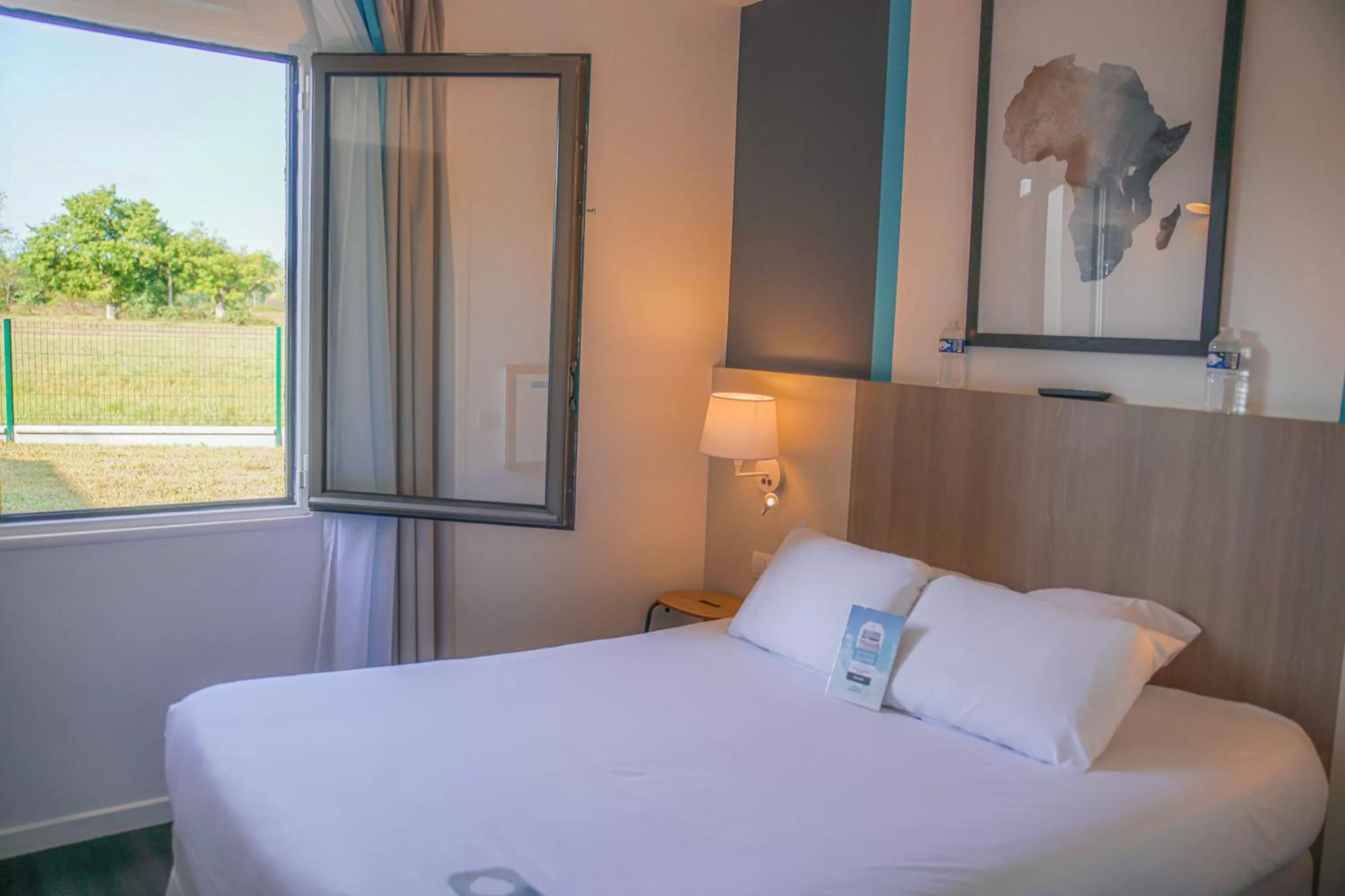 Bed in Kyriad Hôtel La Fleche