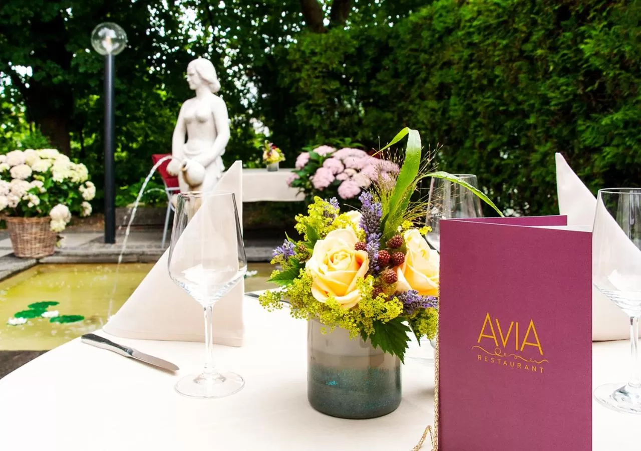 Restaurant/places to eat in AVIA Hotel
