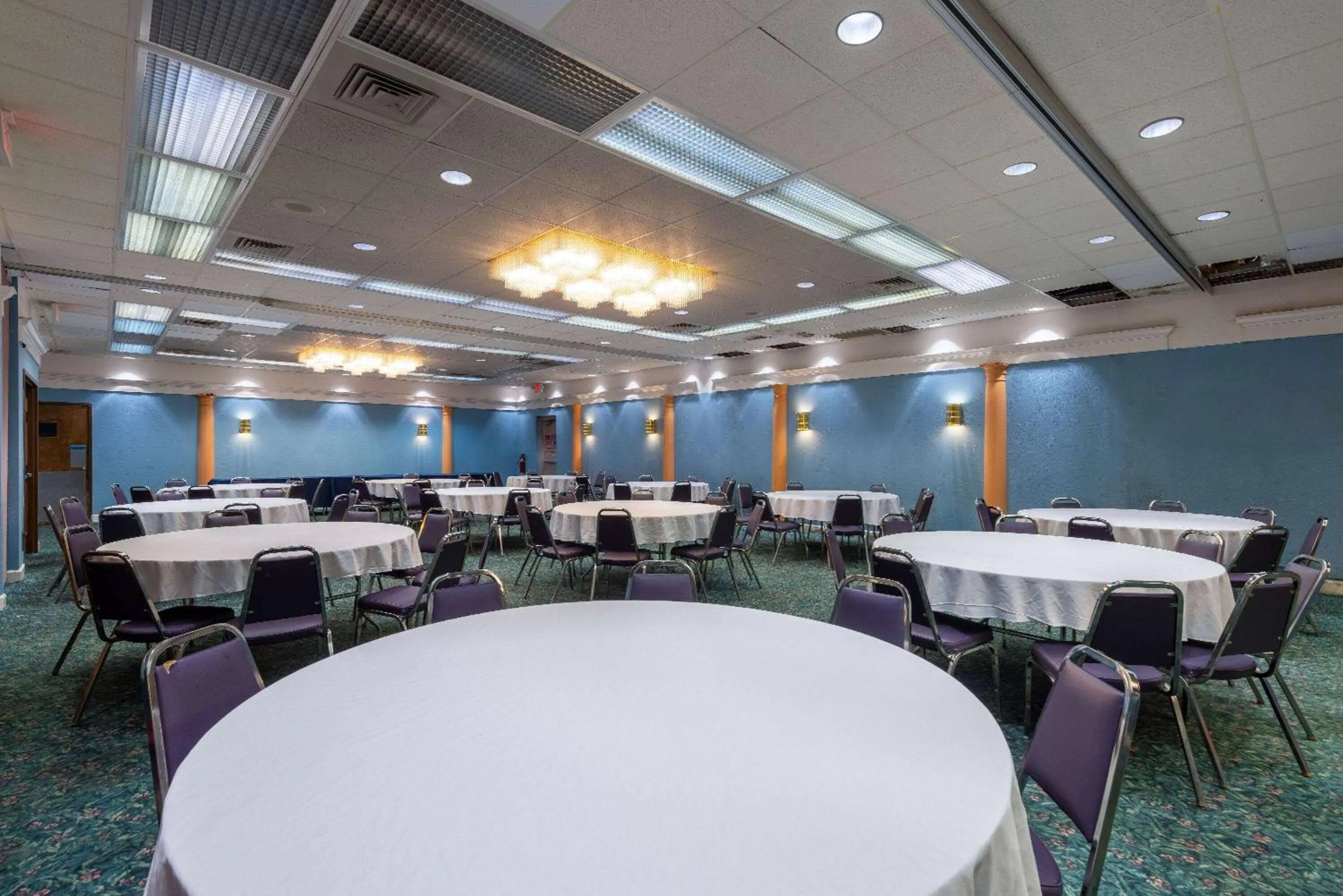 Meeting/conference room in Howard Johnson by Wyndham Salem Hotel & Conference Center