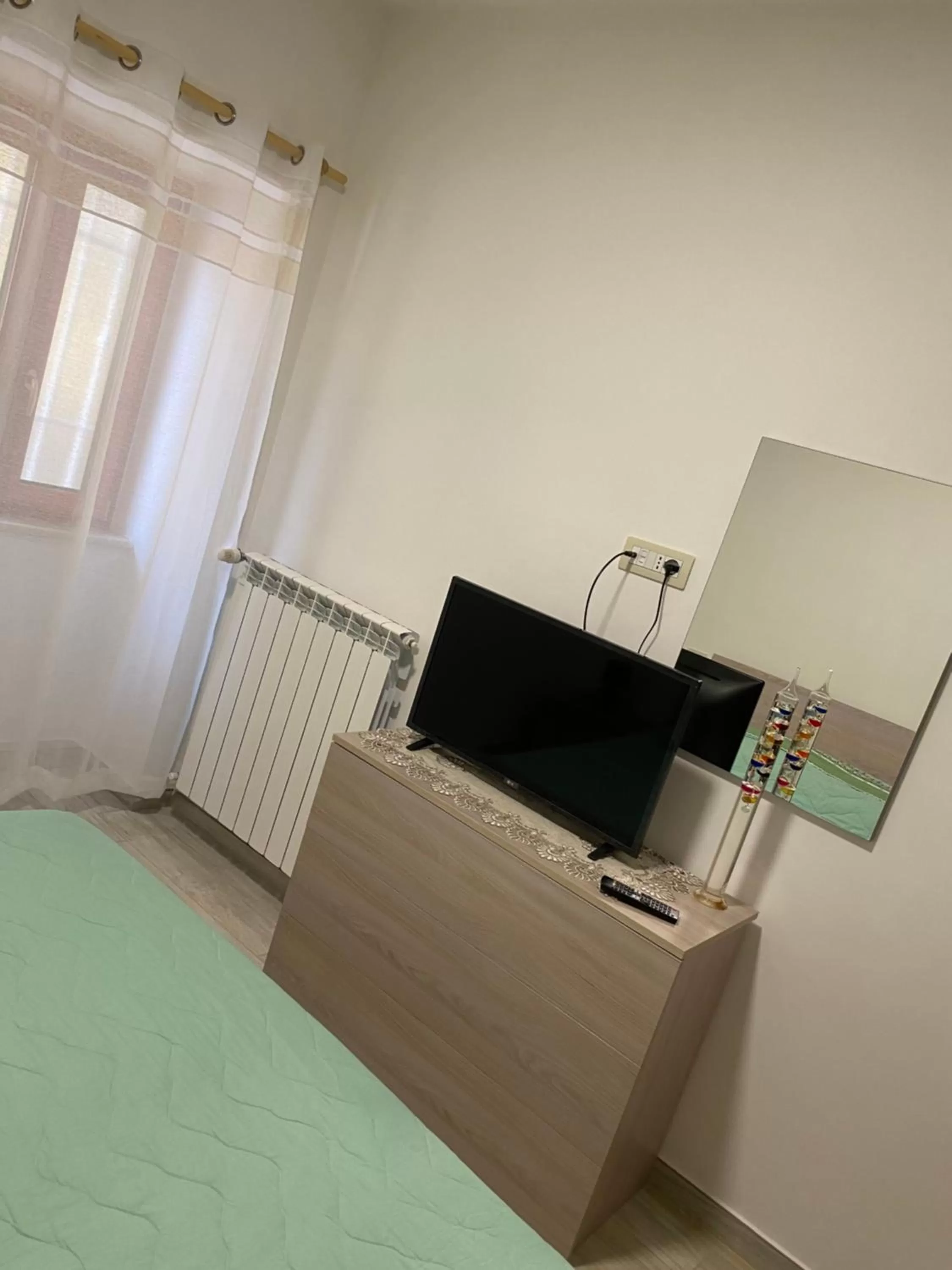 Bed, TV/Entertainment Center in Casa Felicia