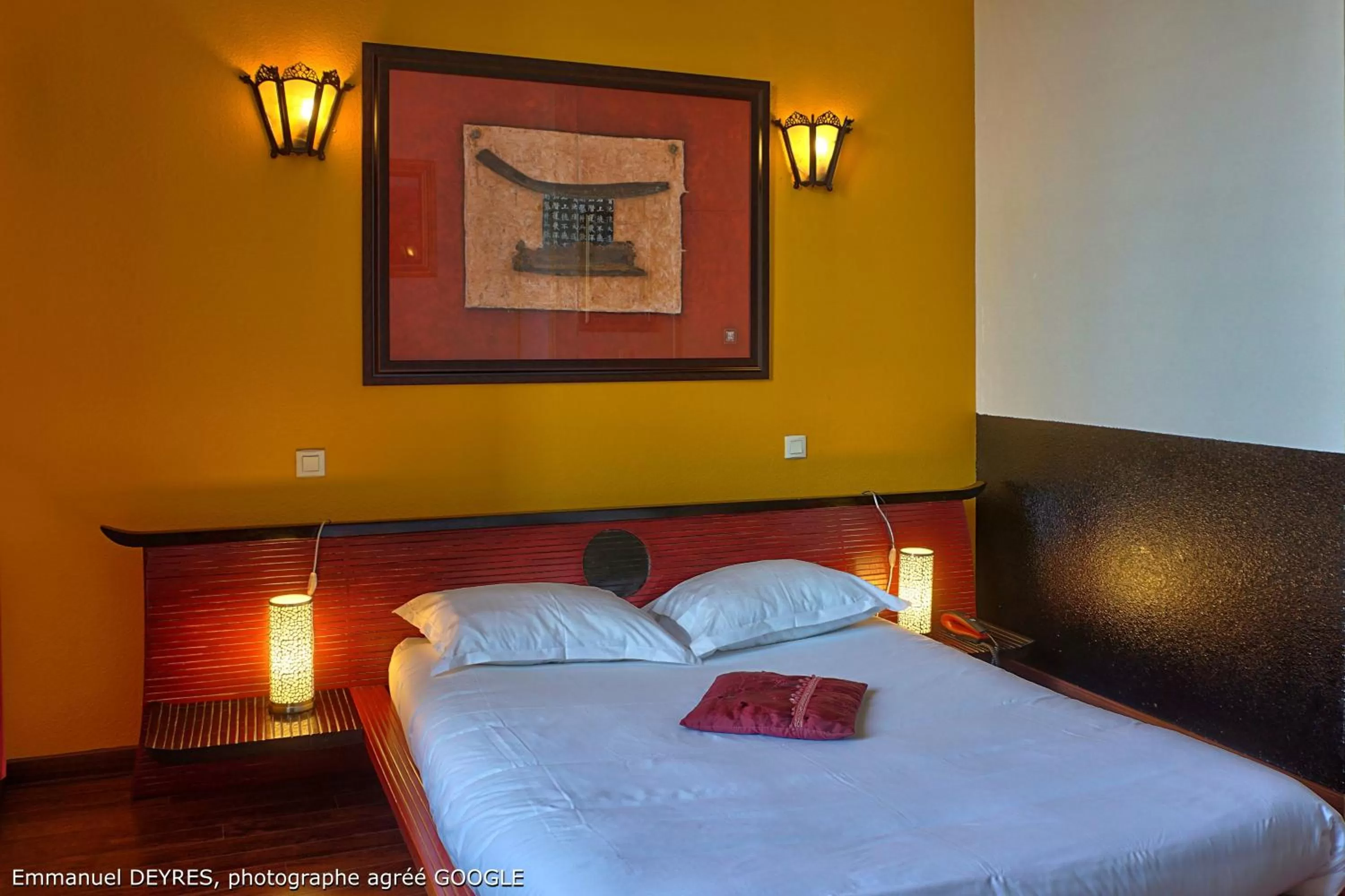 Bed in Hôtel de Bretagne - anciennement Queen Serenity Hotel