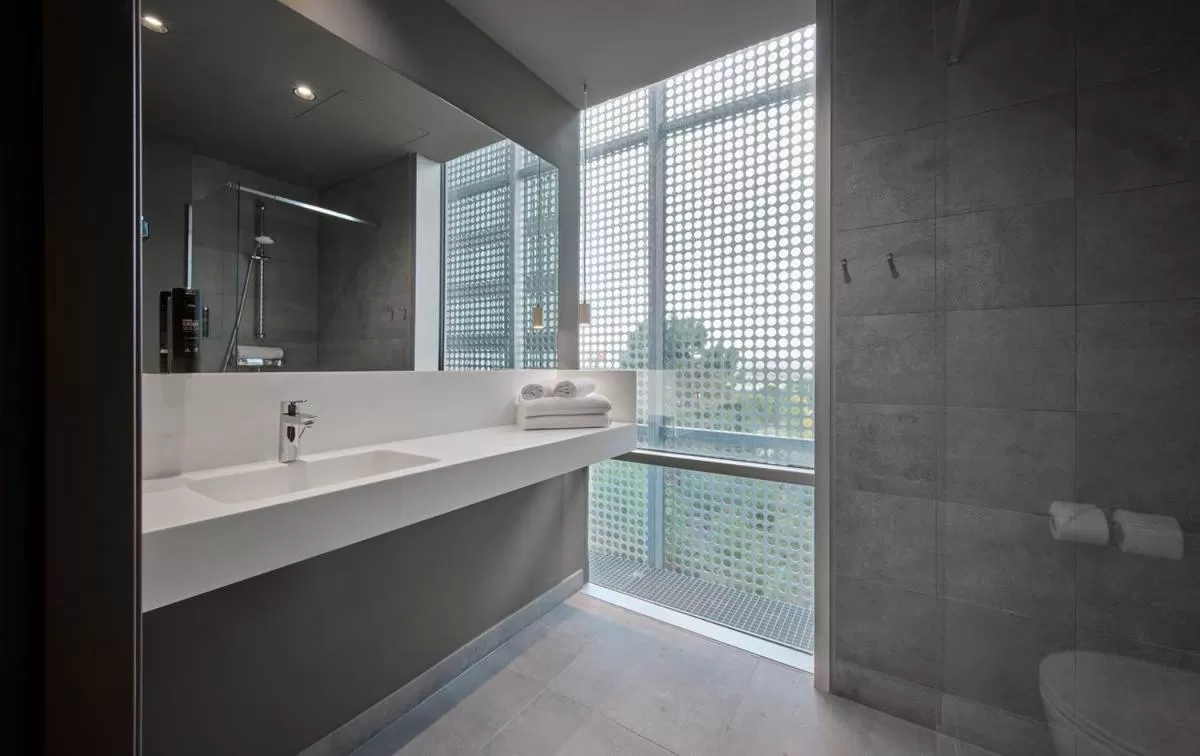 Shower in Zleep Madrid Airport