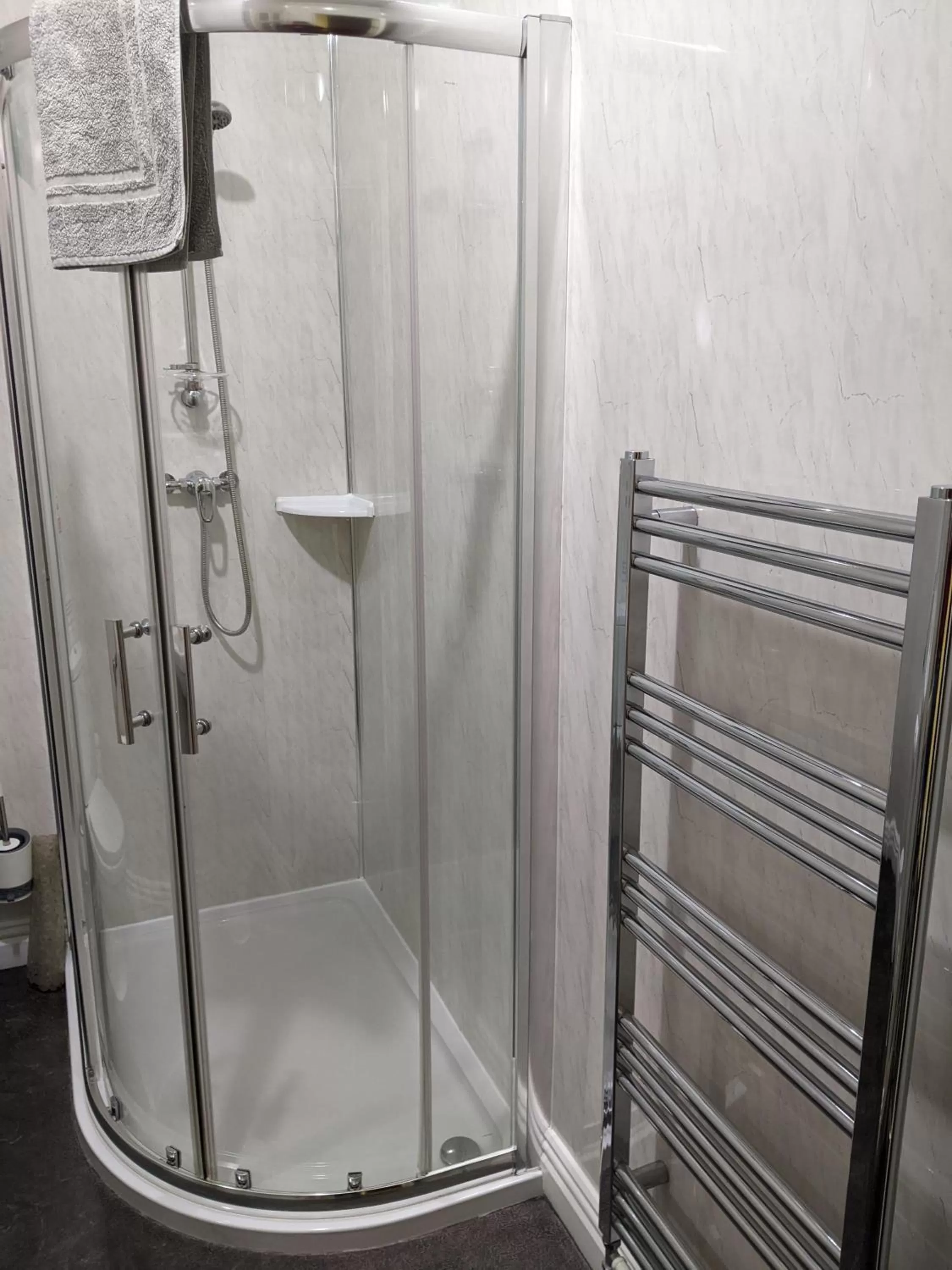 Bathroom in Kingswinford Guest House with Free Parking
