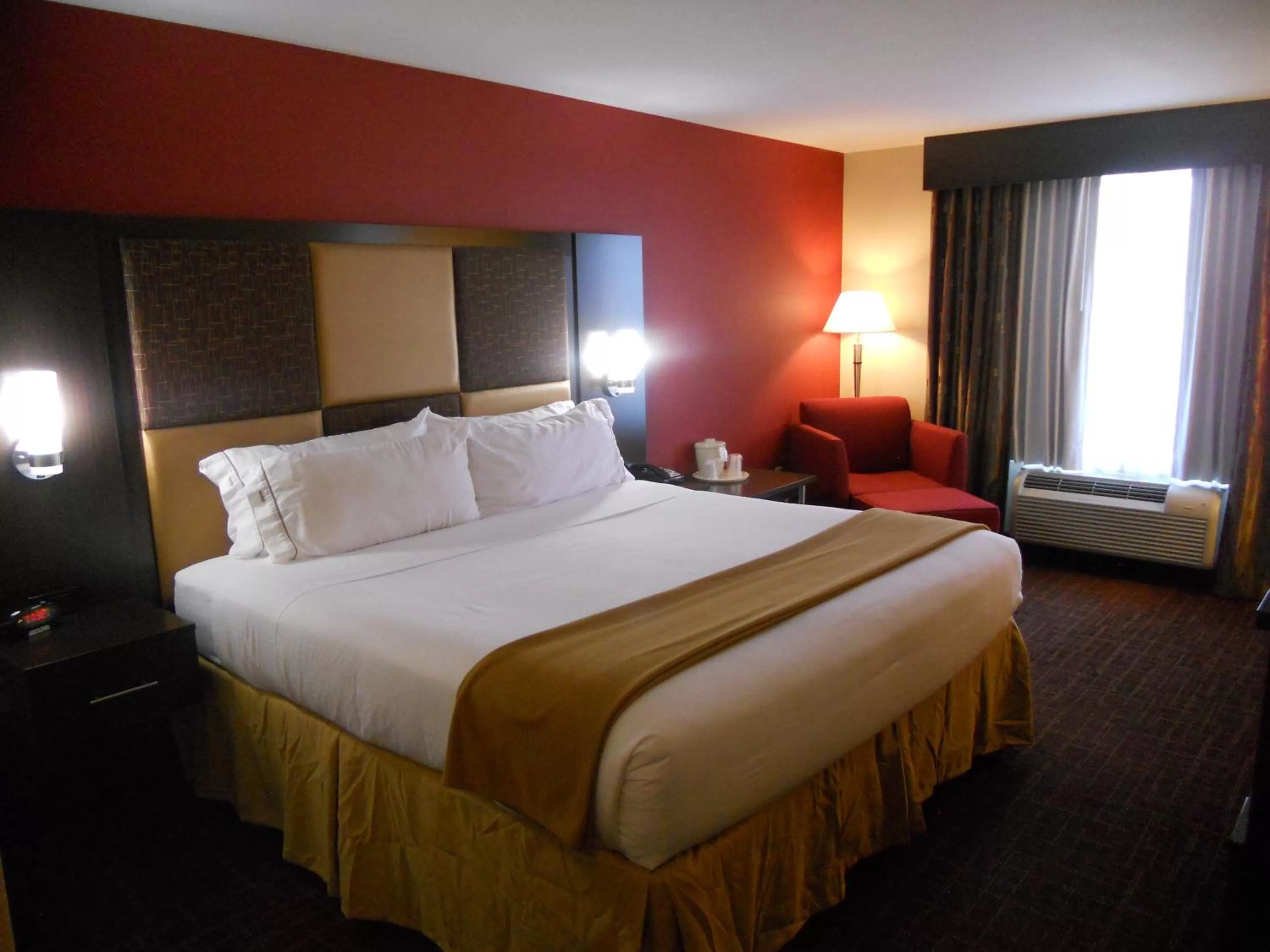 Photo of the whole room, Bed in Holiday Inn Express Greensburg by IHG