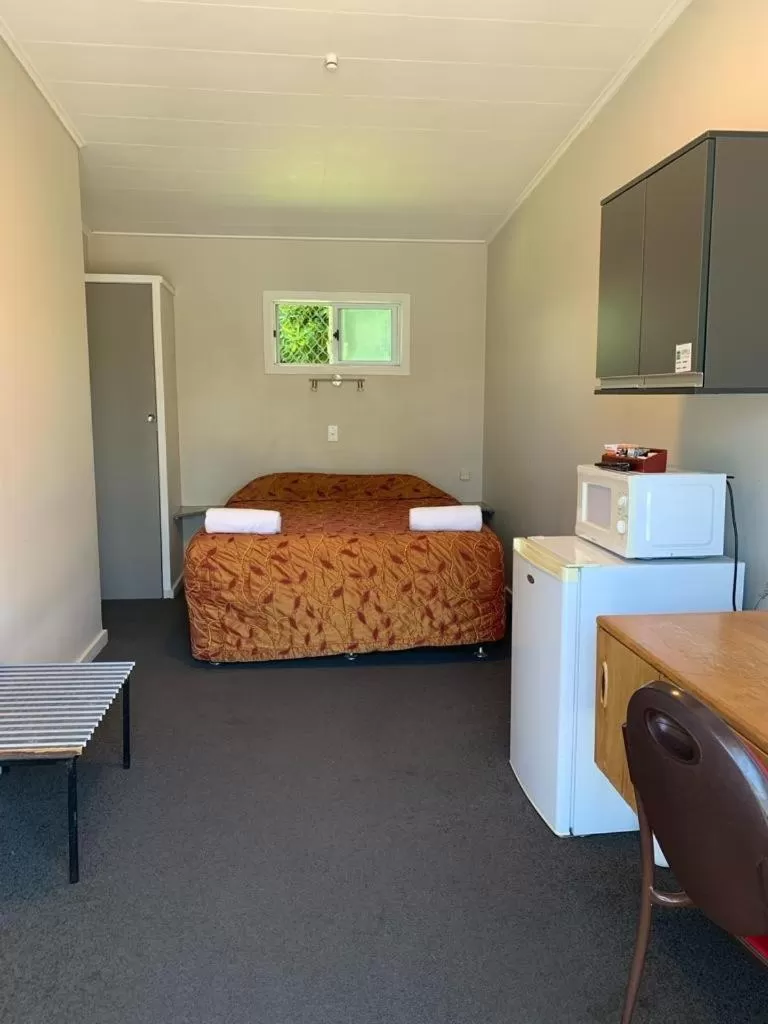 Bed in Apple Motor Inn