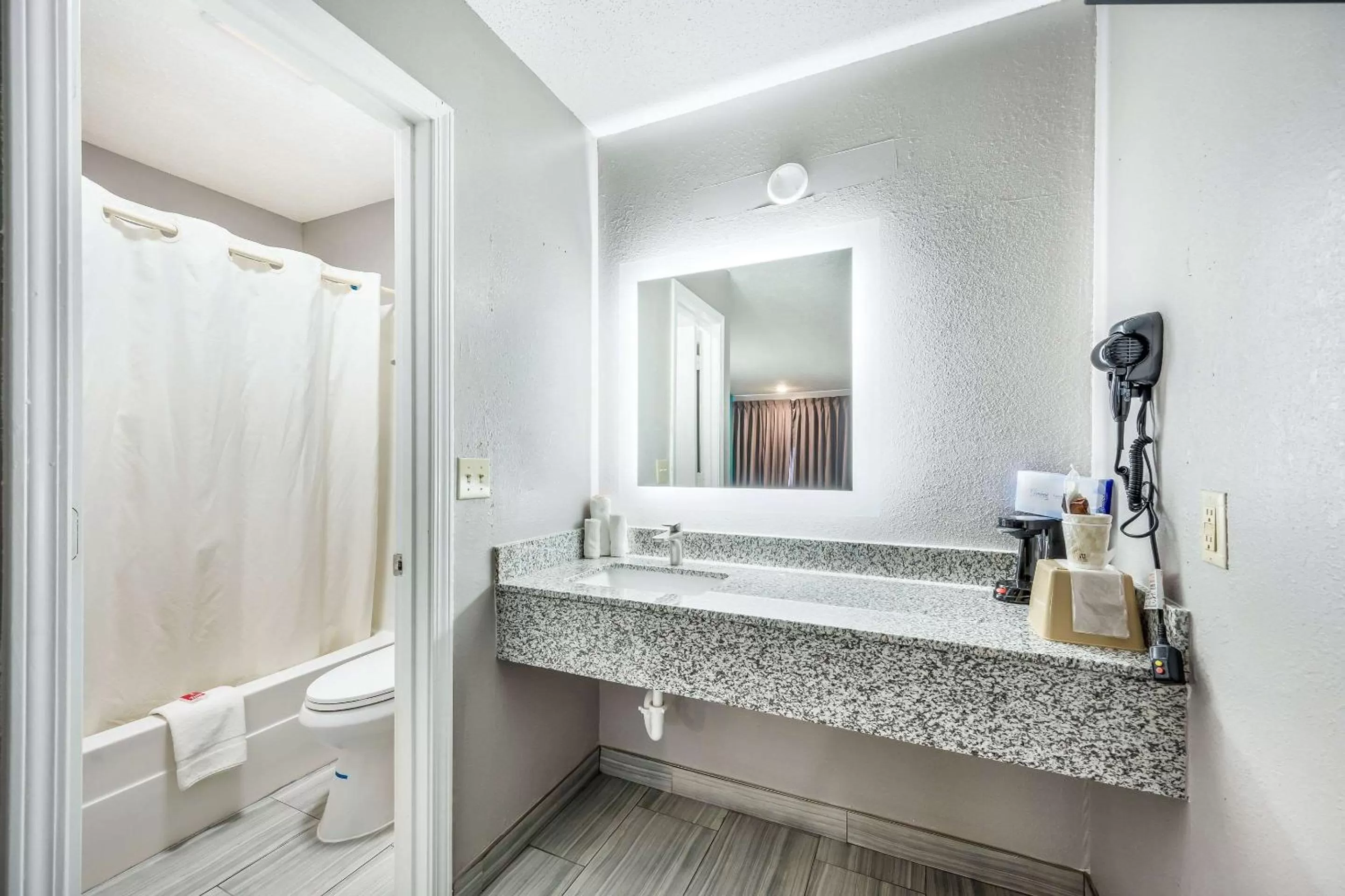 Bathroom in Econo Lodge Russellville