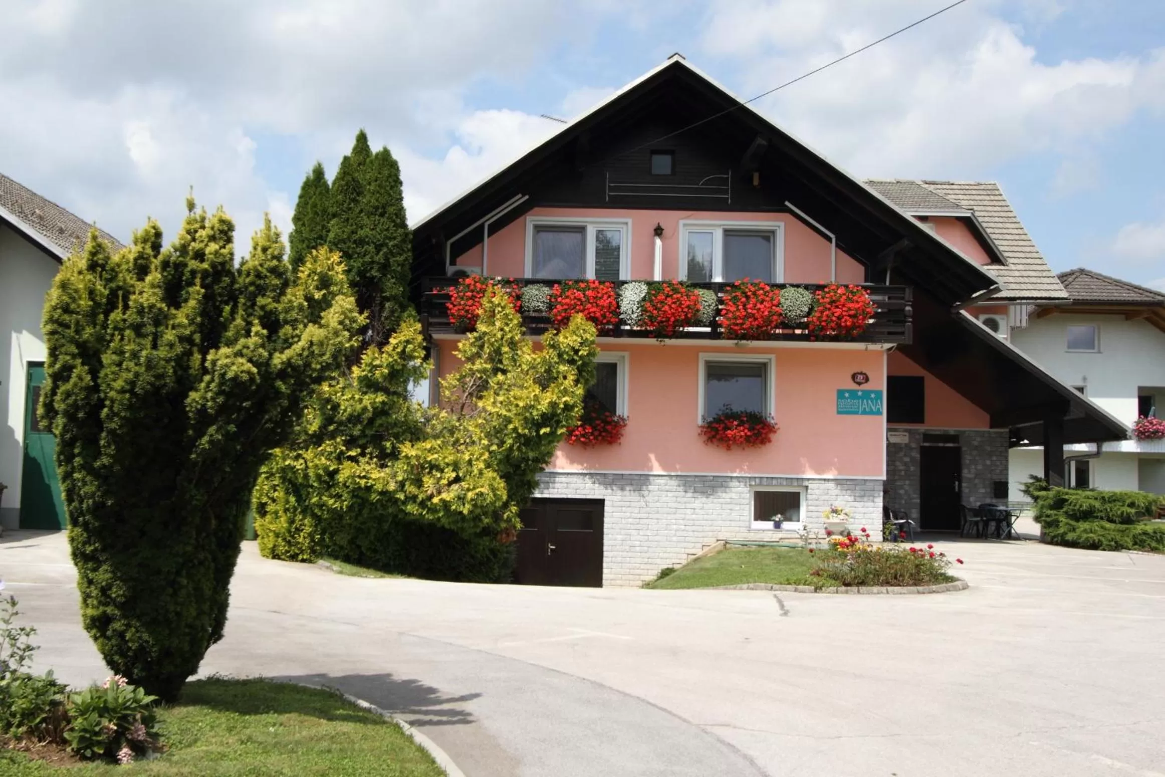 Facade/entrance in Rooms & Apartments Jana