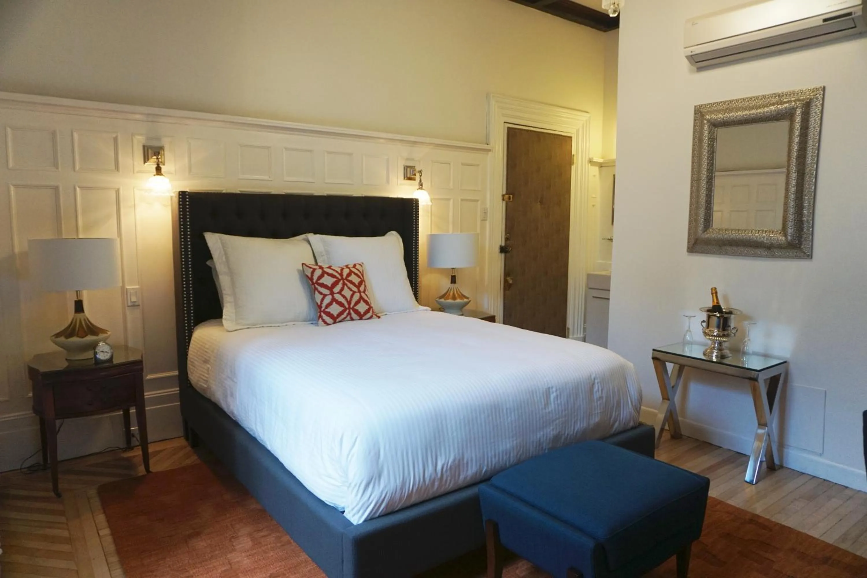 Bed in Hôtel Marie-Rollet