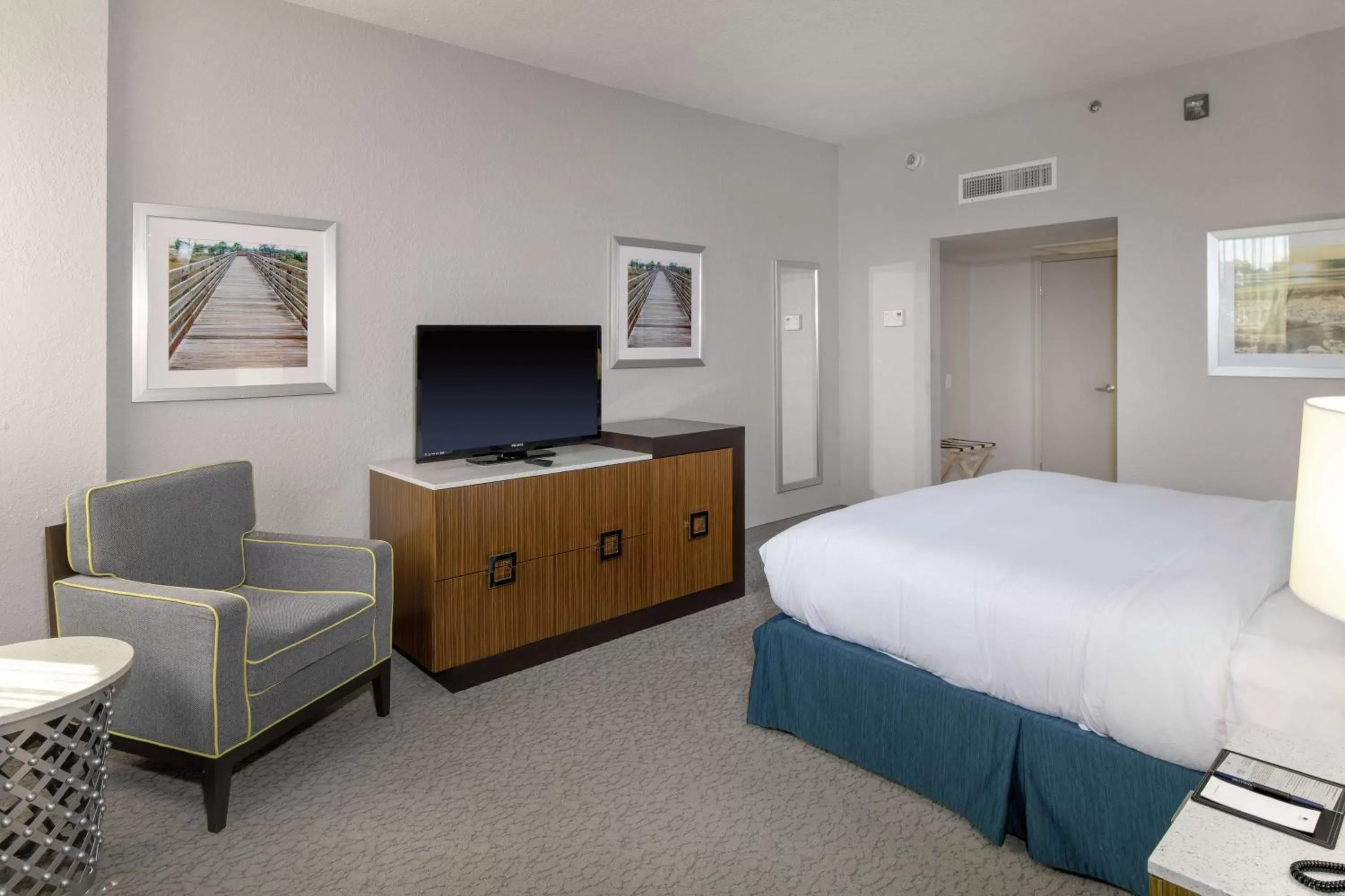 Bedroom, Bed in DoubleTree by Hilton Hotel Jacksonville Airport