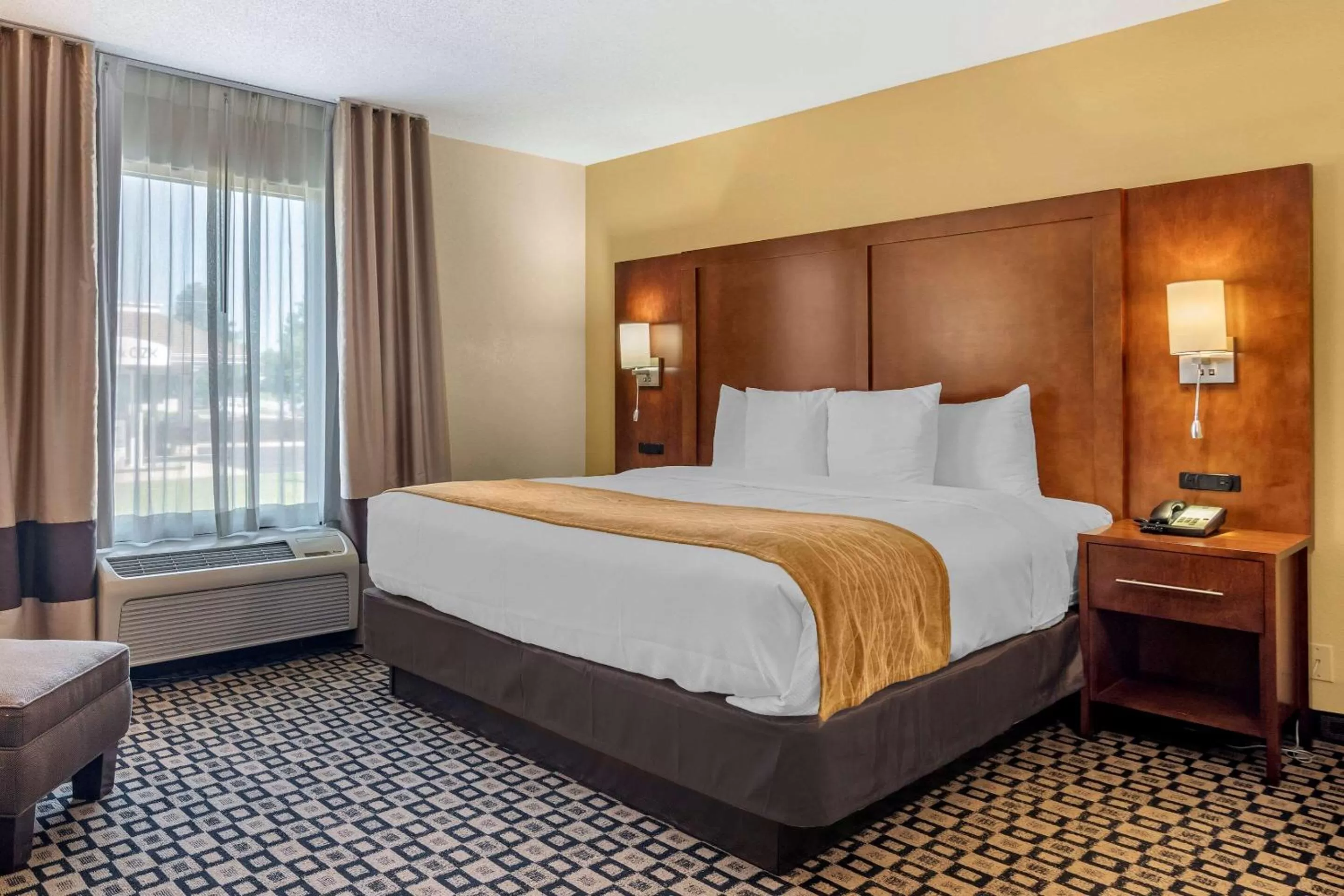 Photo of the whole room, Bed in Comfort Inn & Suites Athens North