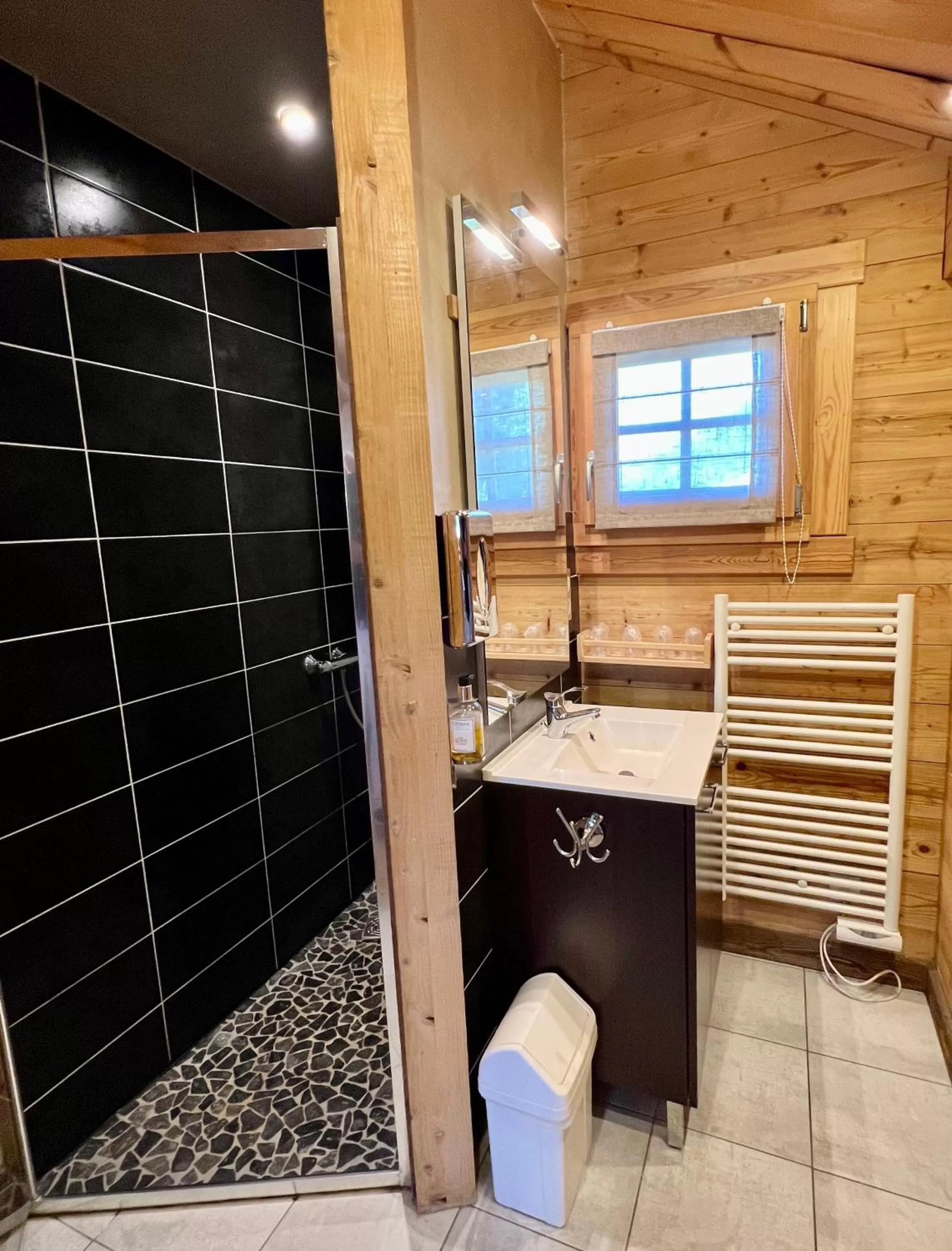 LOGIS HÔTEL, CHALETS et RESTAURANT LES CHATELMINÉS