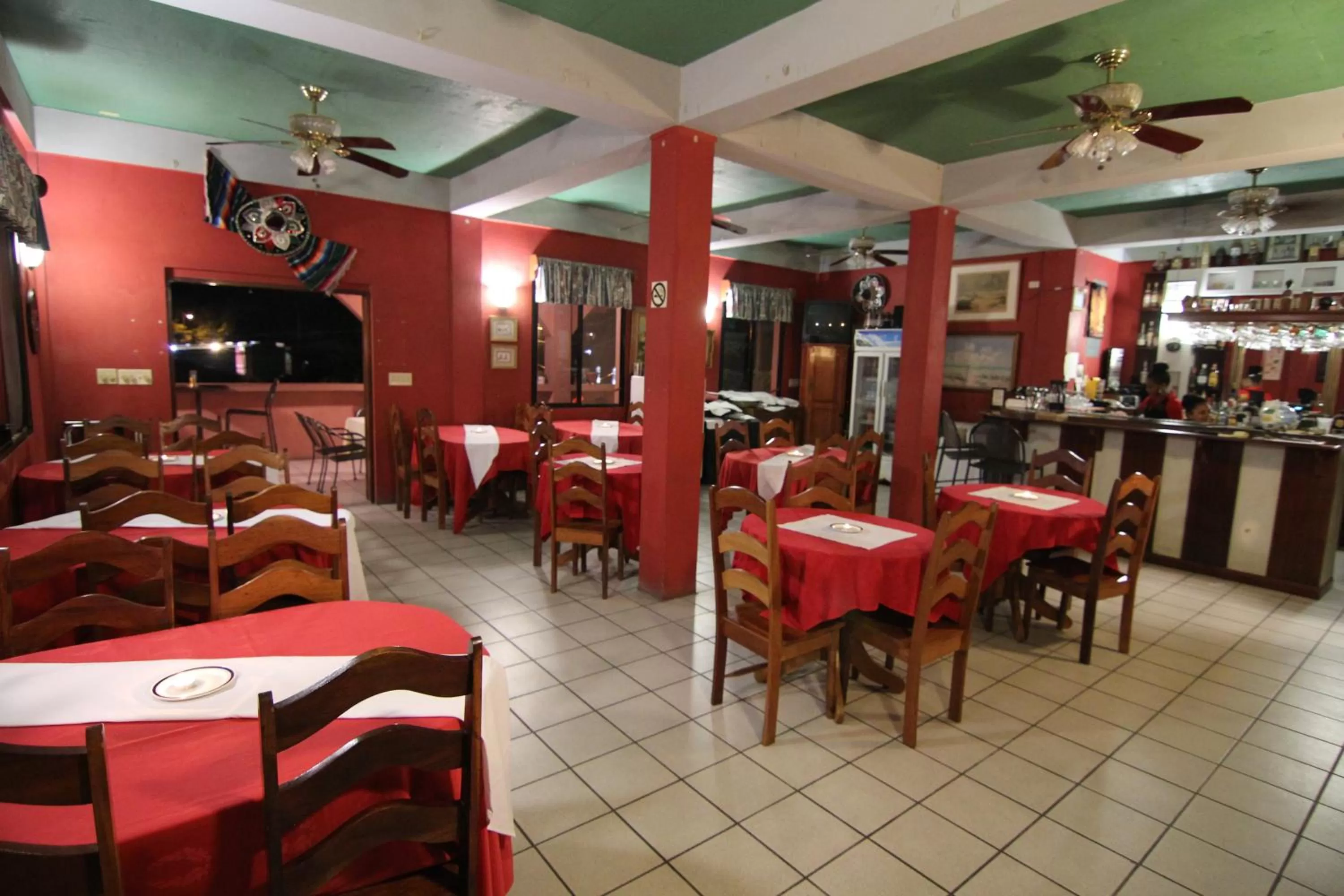 Restaurant/places to eat in Rolson Hotel