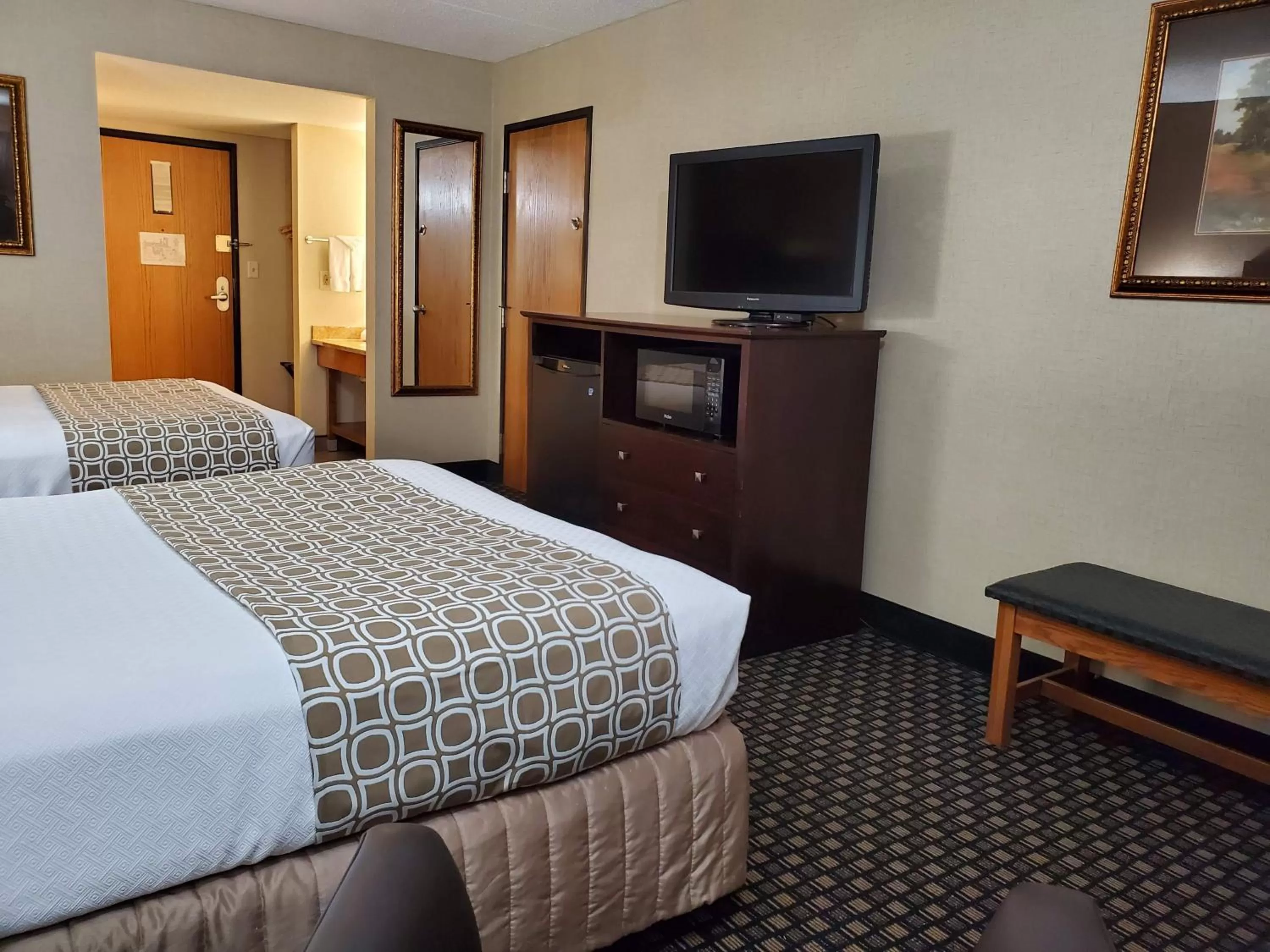 Lower Floor Queen Room - Pool Side in Ramkota Hotel Pierre