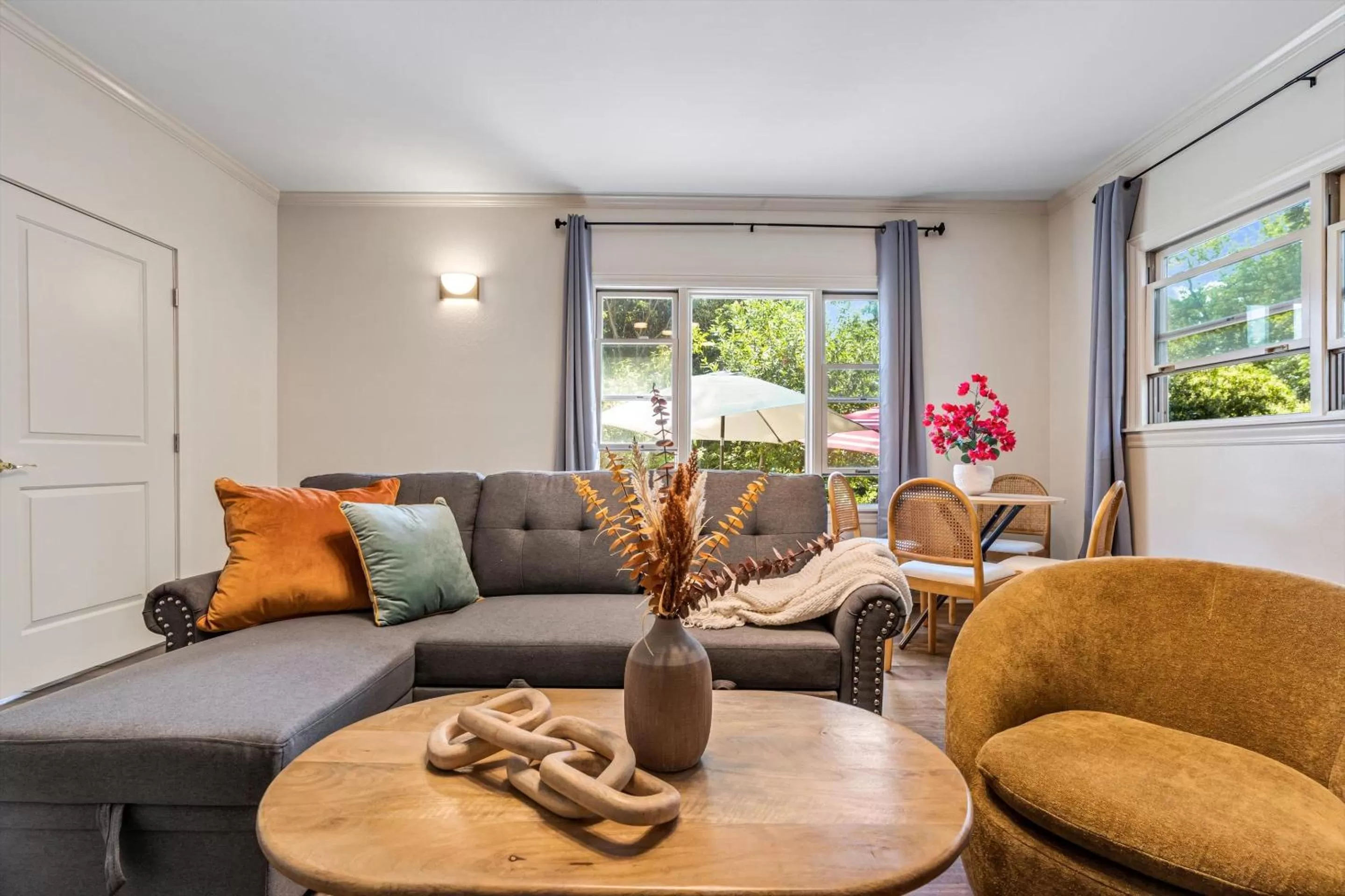 Cinnamon Bear Creekside Inn