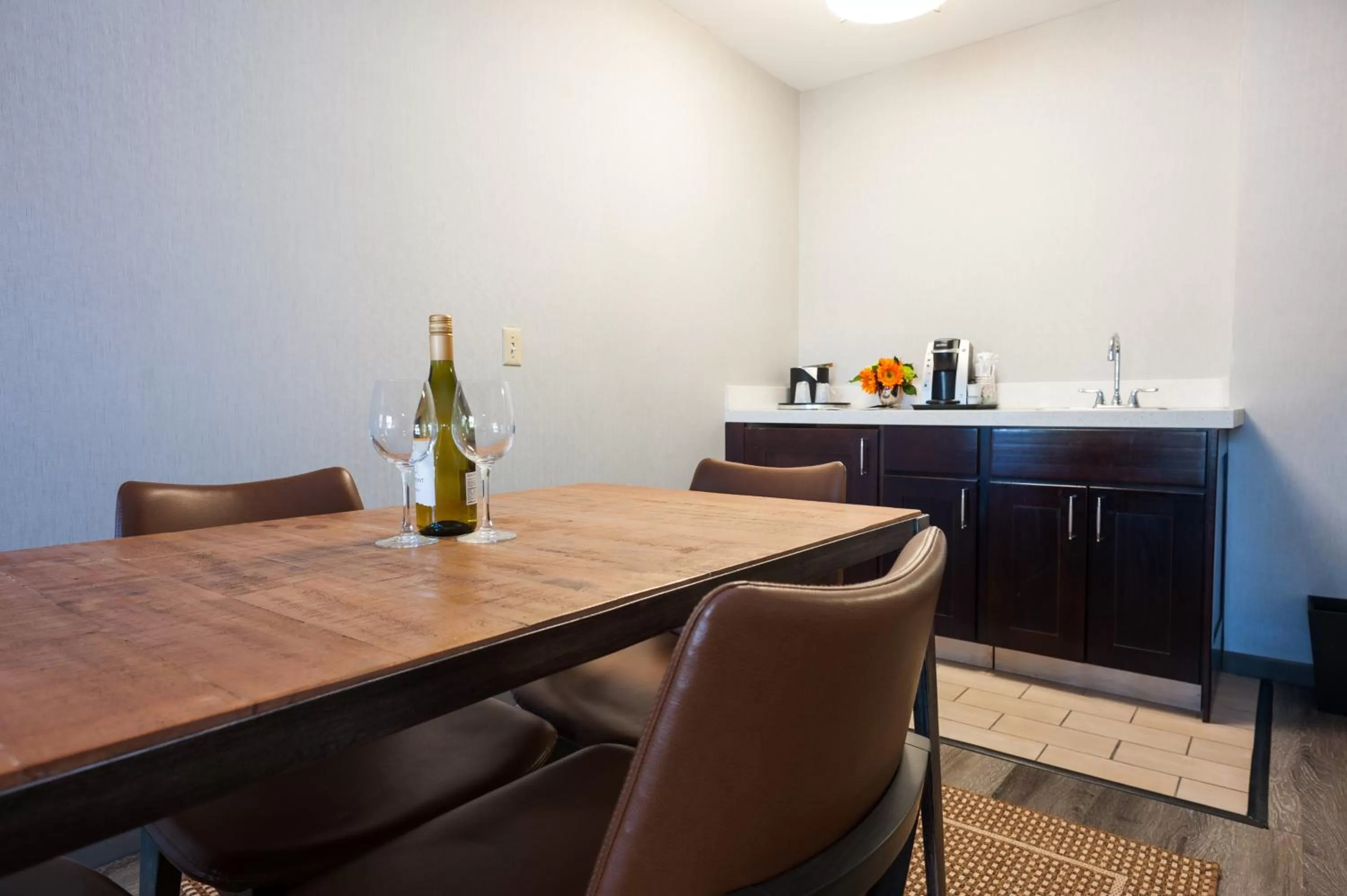 Living room in Hotel Indigo Napa Valley by IHG