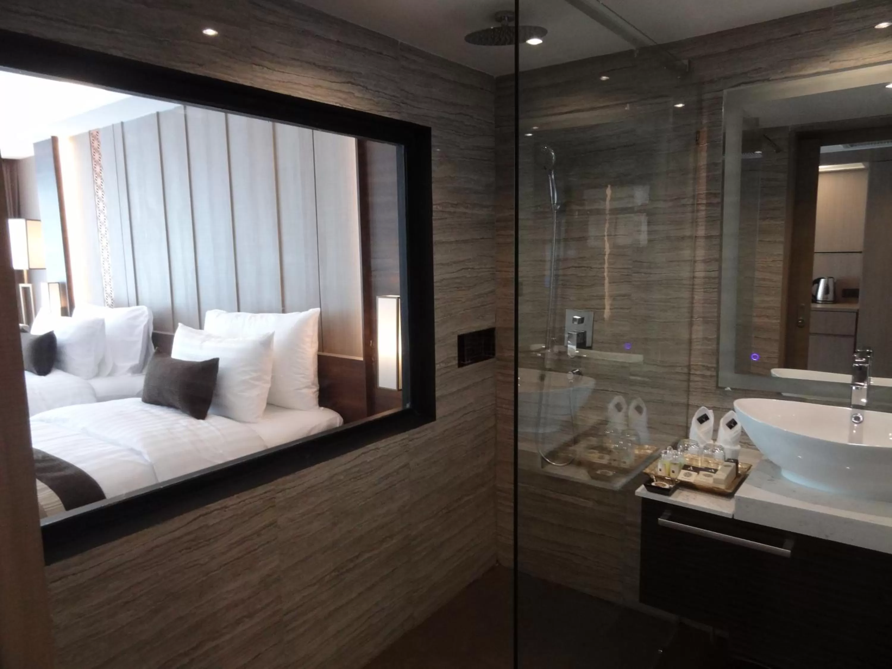 Shower, Bed in Arte Hotel - SHA Extra Plus