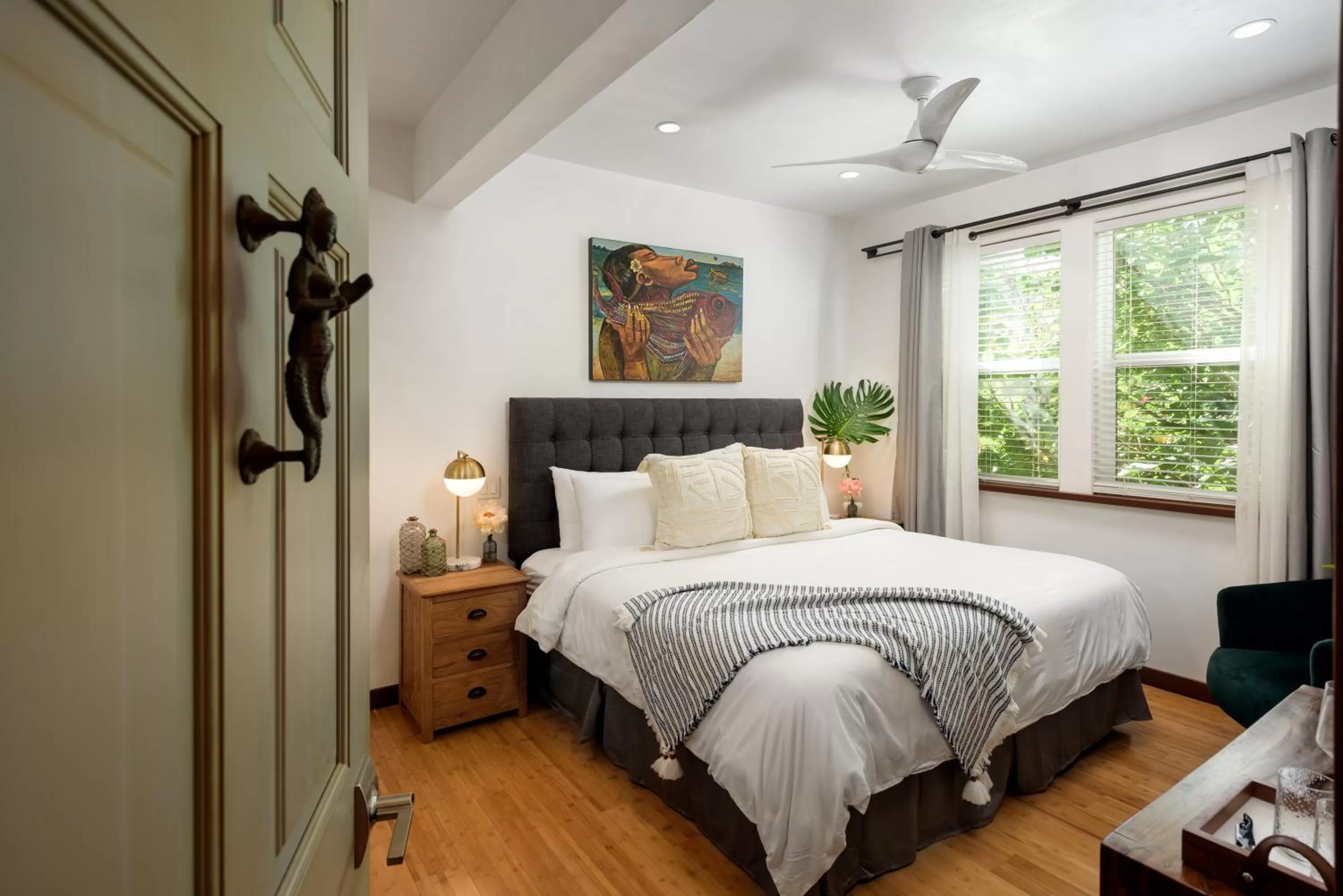 Photo of the whole room, Bed in Paia Inn