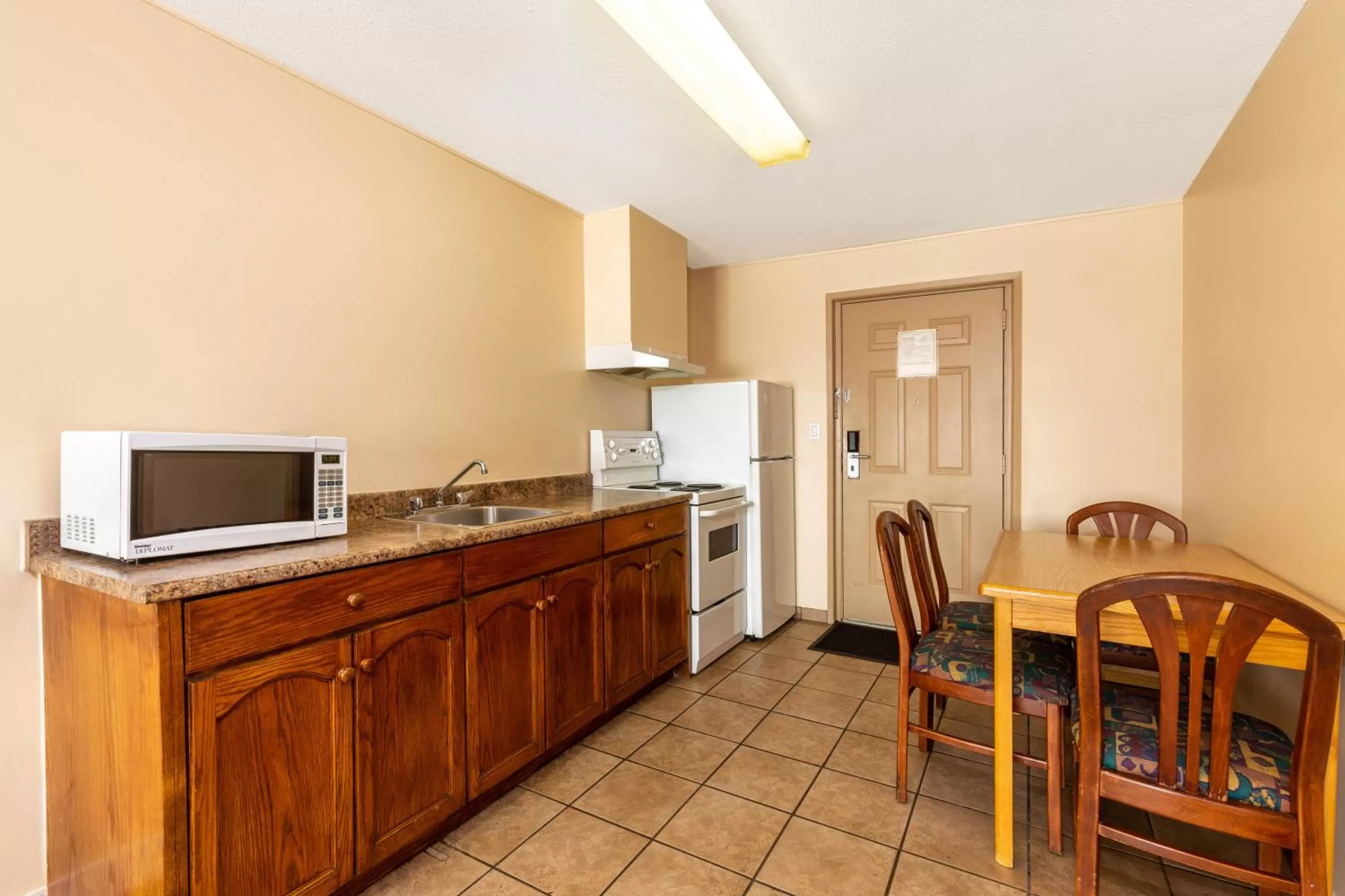 Kitchen or kitchenette in Ramada by Wyndham Coquitlam
