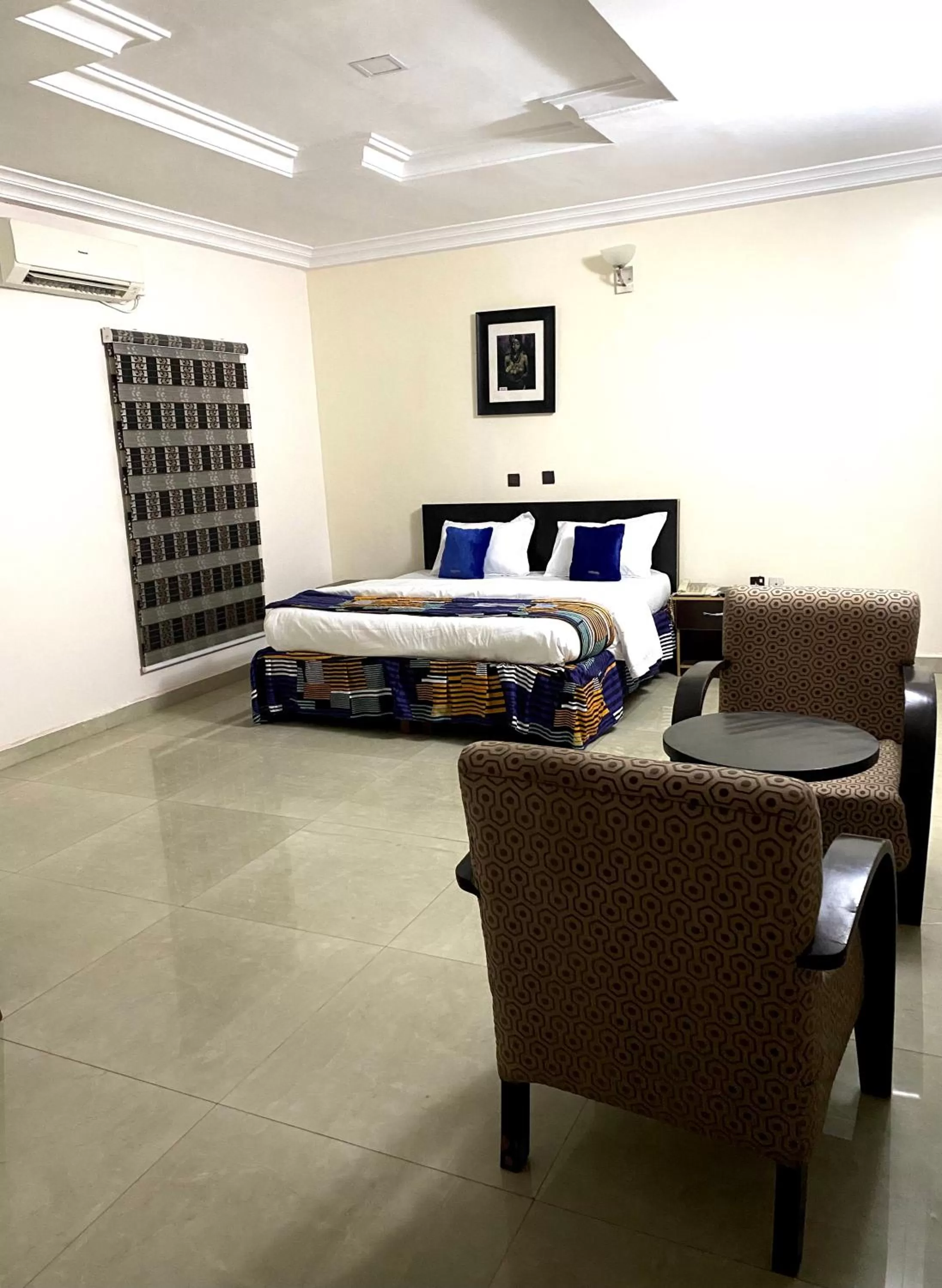 Bed in Nue-Crest Hotels & Suites