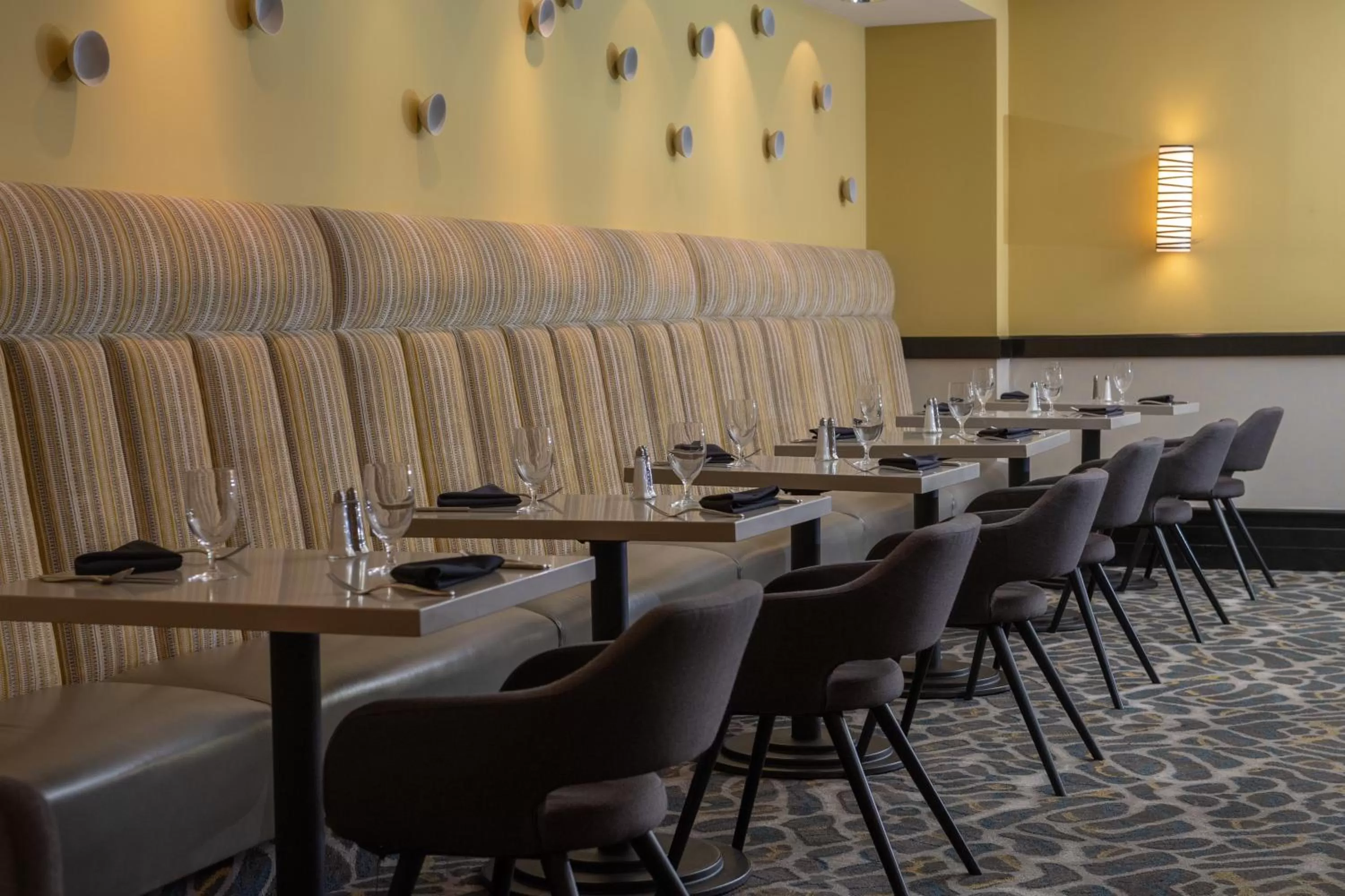 Restaurant/places to eat in Crowne Plaza Cabana Hotel by IHG