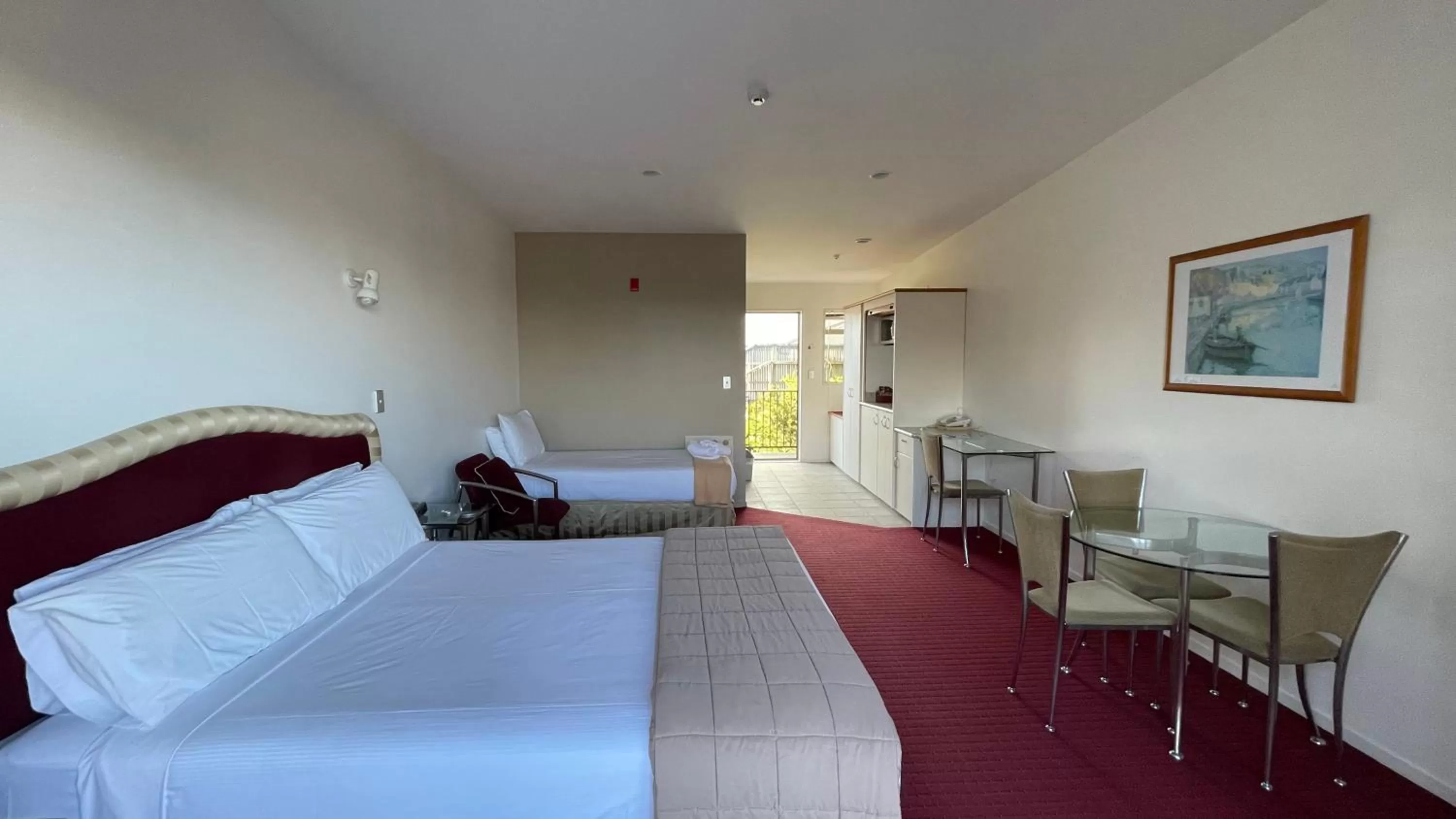 Photo of the whole room, Bed in Chantillys Motor Lodge