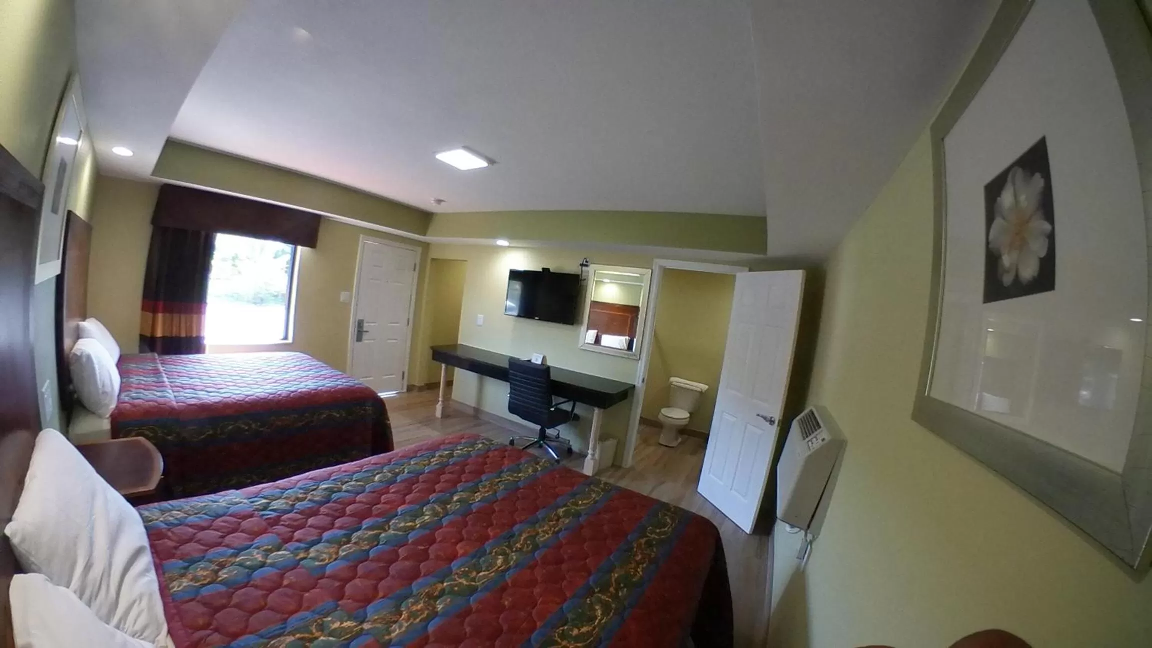 Photo of the whole room, Bed in Travel Inn of Riviera Beach
