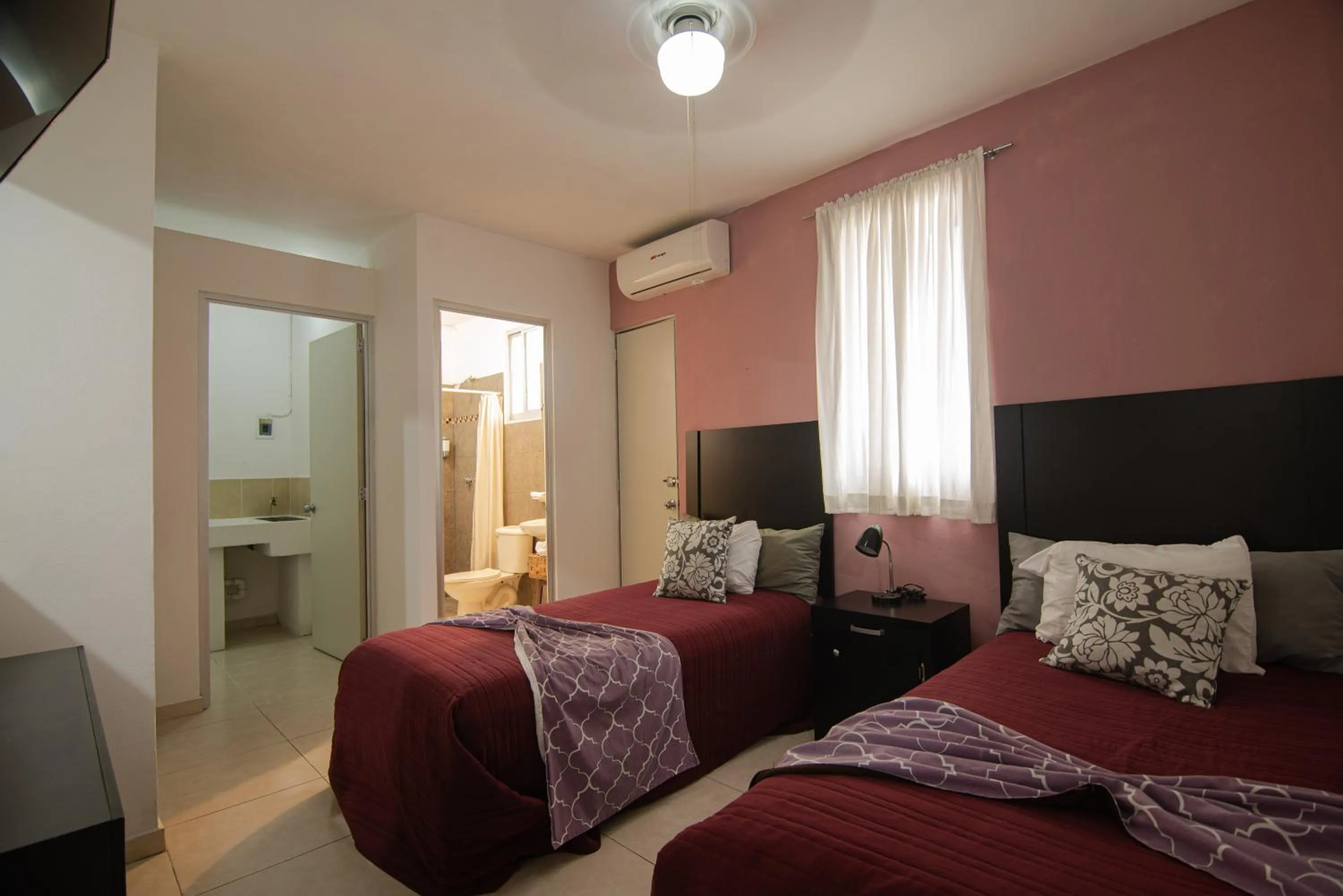 Photo of the whole room, Bed in El Rincon de Los Angeles