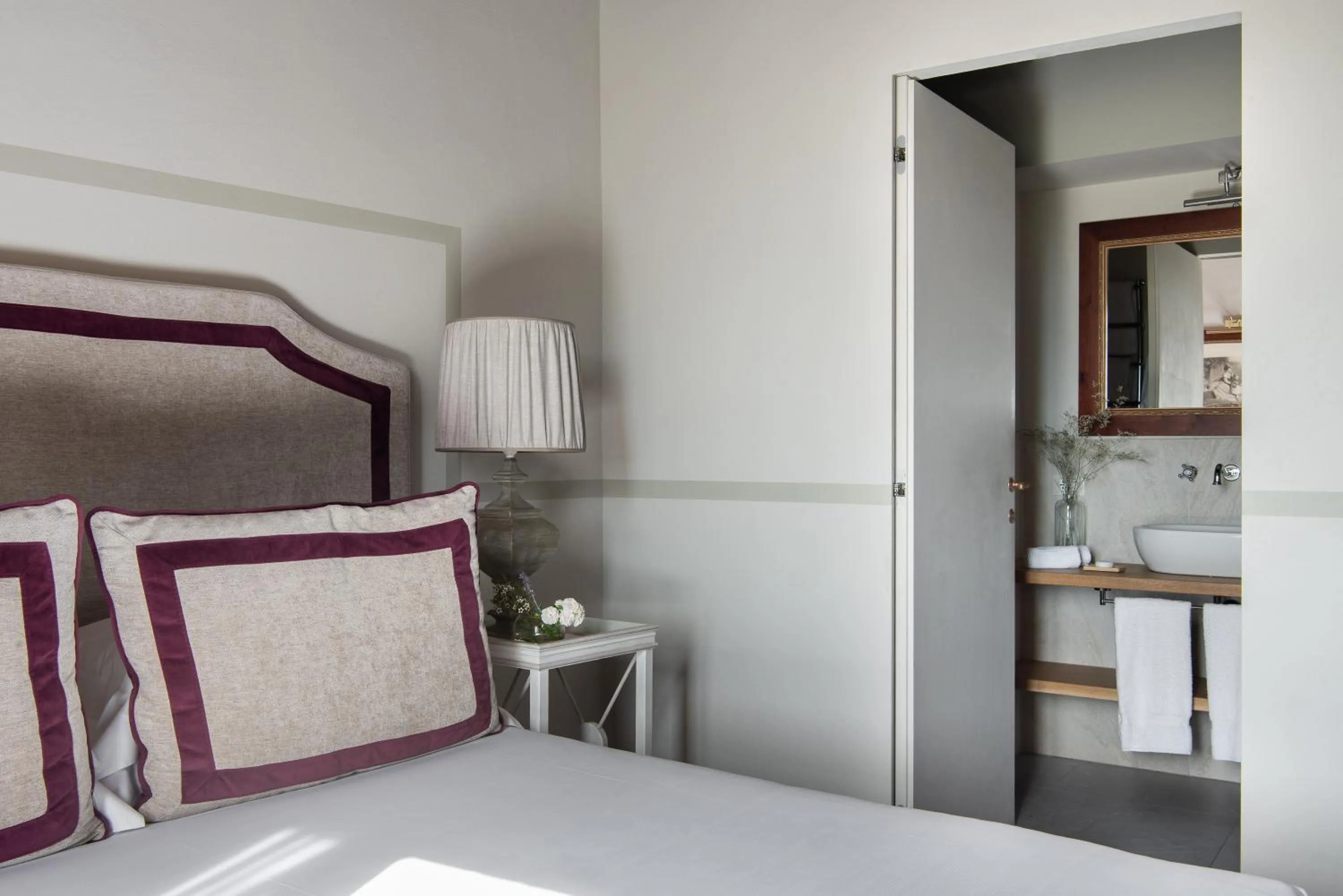 Bedroom, Bed in Relais Villa Olmo - Place of Charme