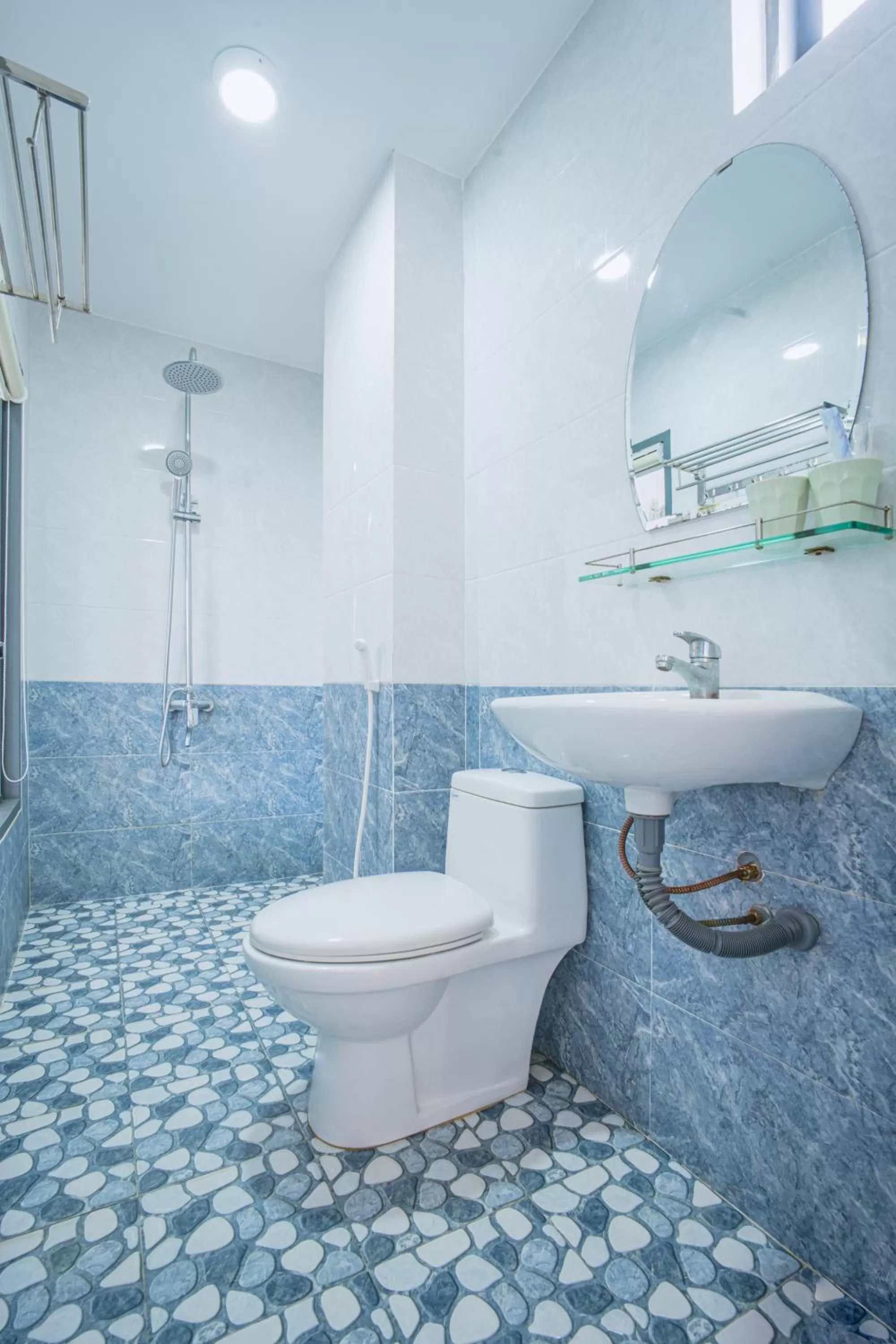 Shower, Bathroom in Phú Xuân Hotel