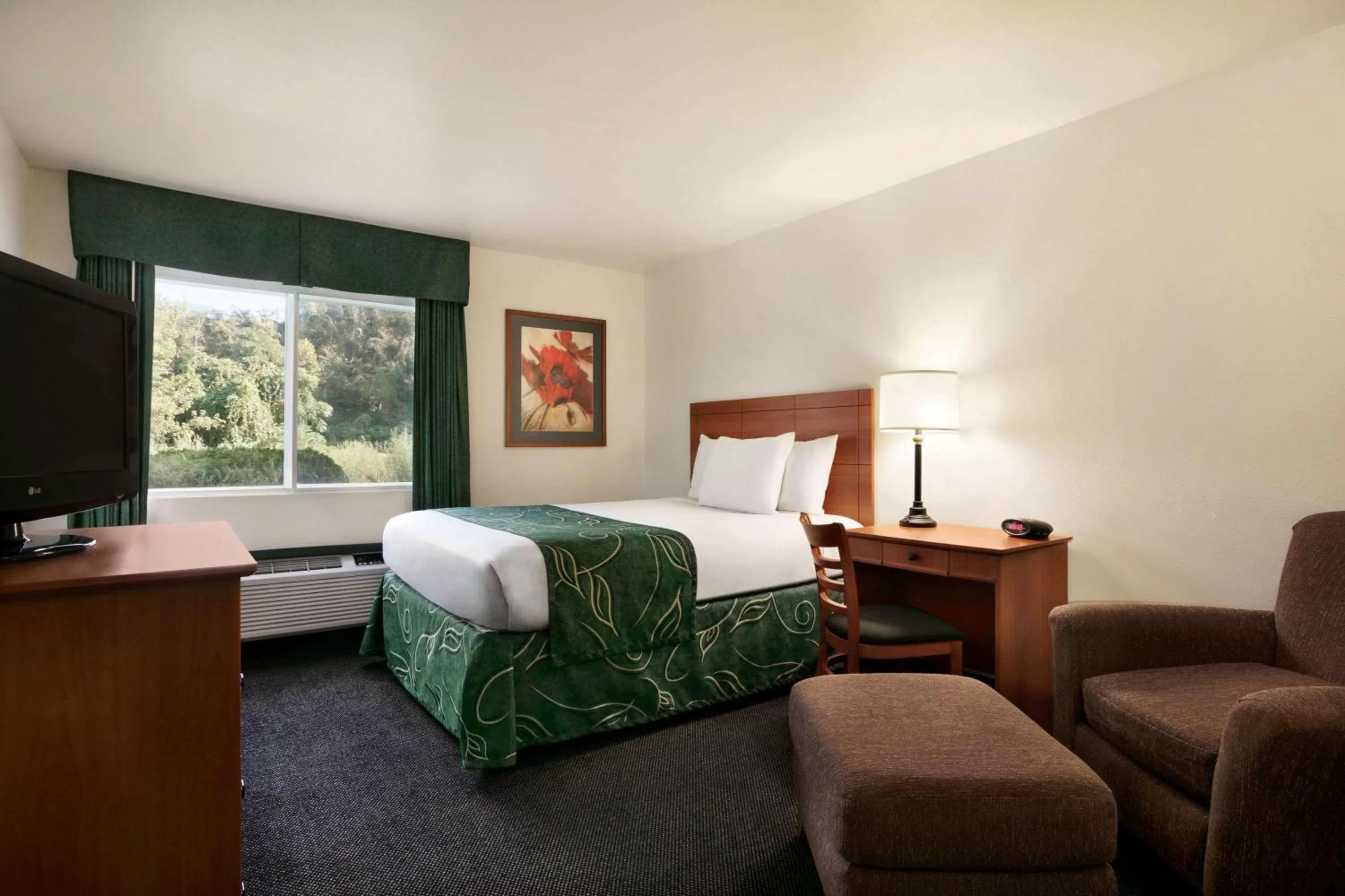 Photo of the whole room, Bed in Travelodge by Wyndham Low Moor Near Covington