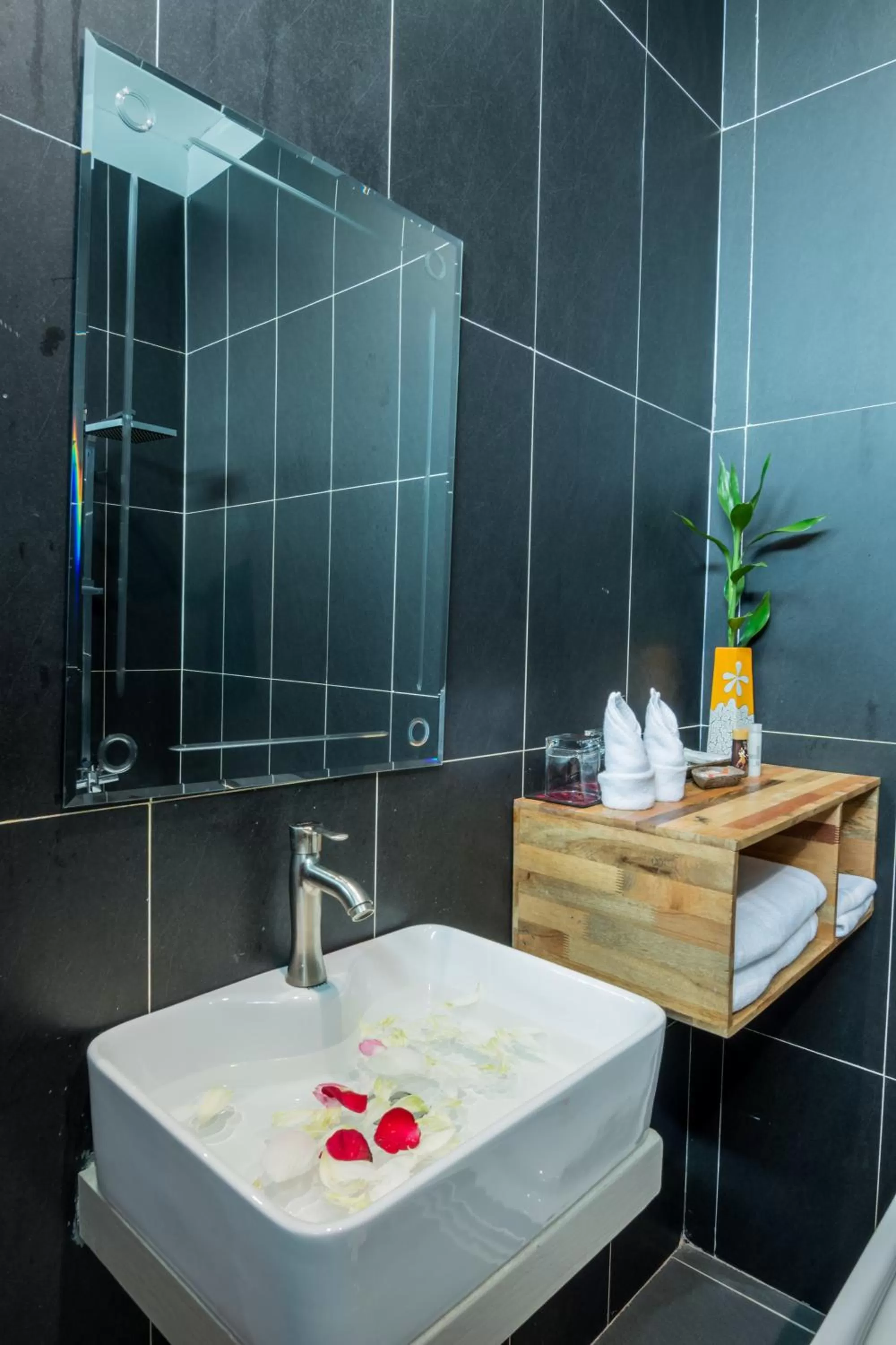 Shower in Samnak Lounge