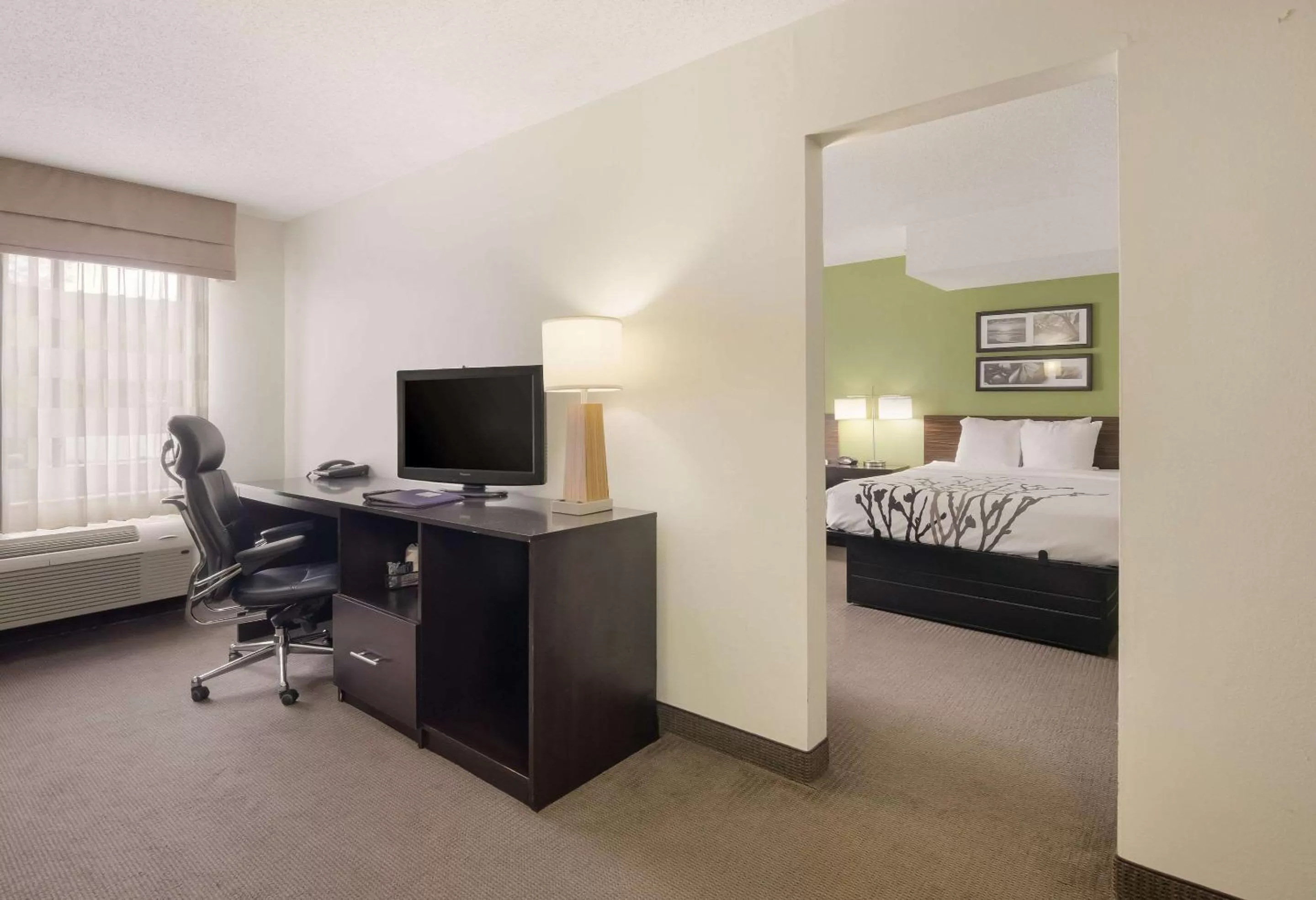 Photo of the whole room, Bed in Sleep Inn Tanglewood