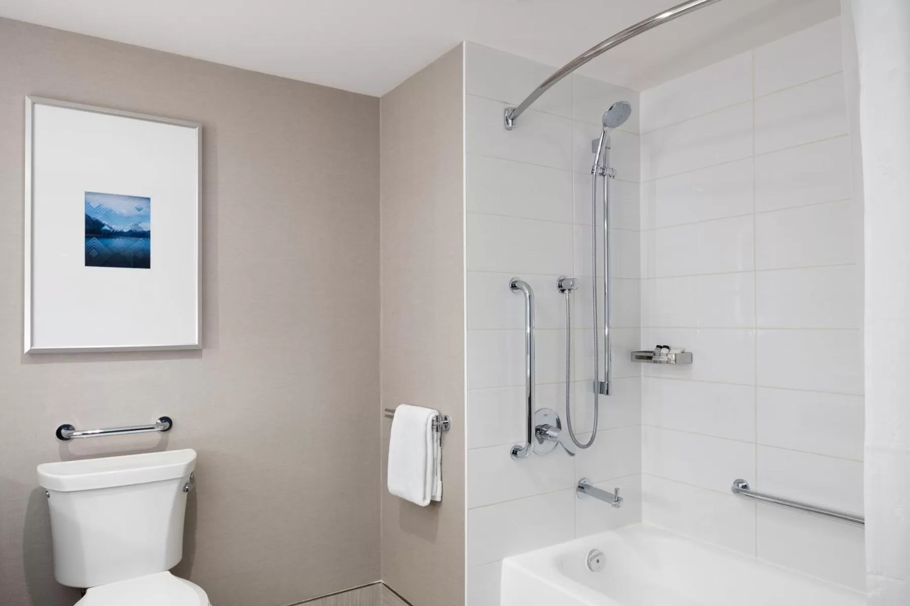 Traditional King Room with Sofa Bed in Sheraton Vancouver Guildford Hotel