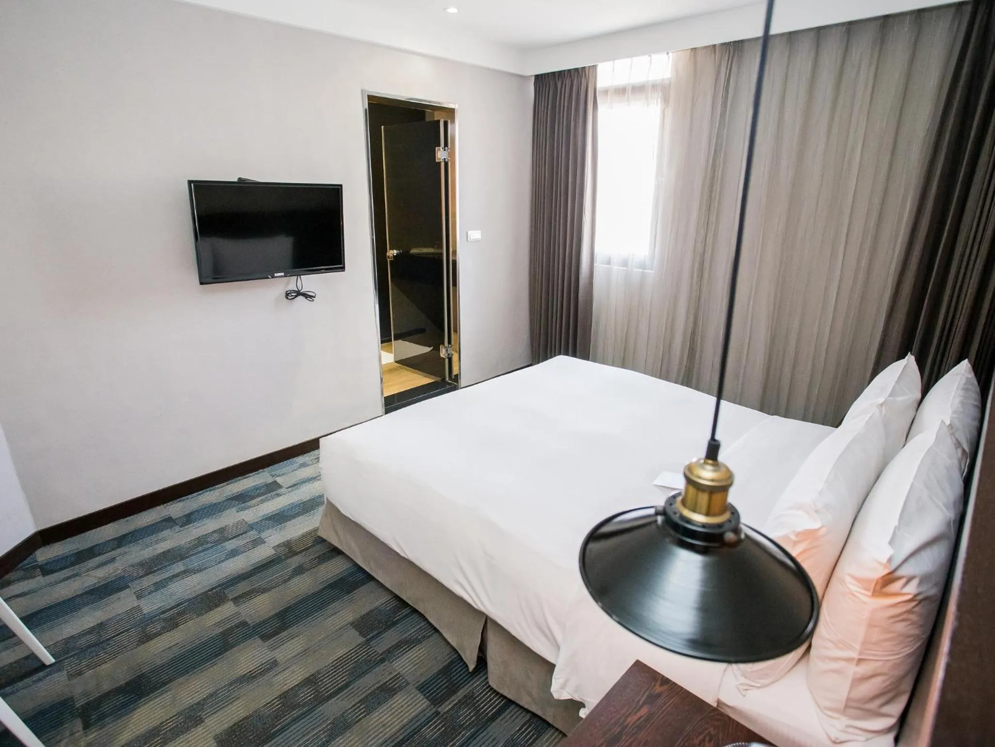 Bedroom, Bed in Khan Hotel