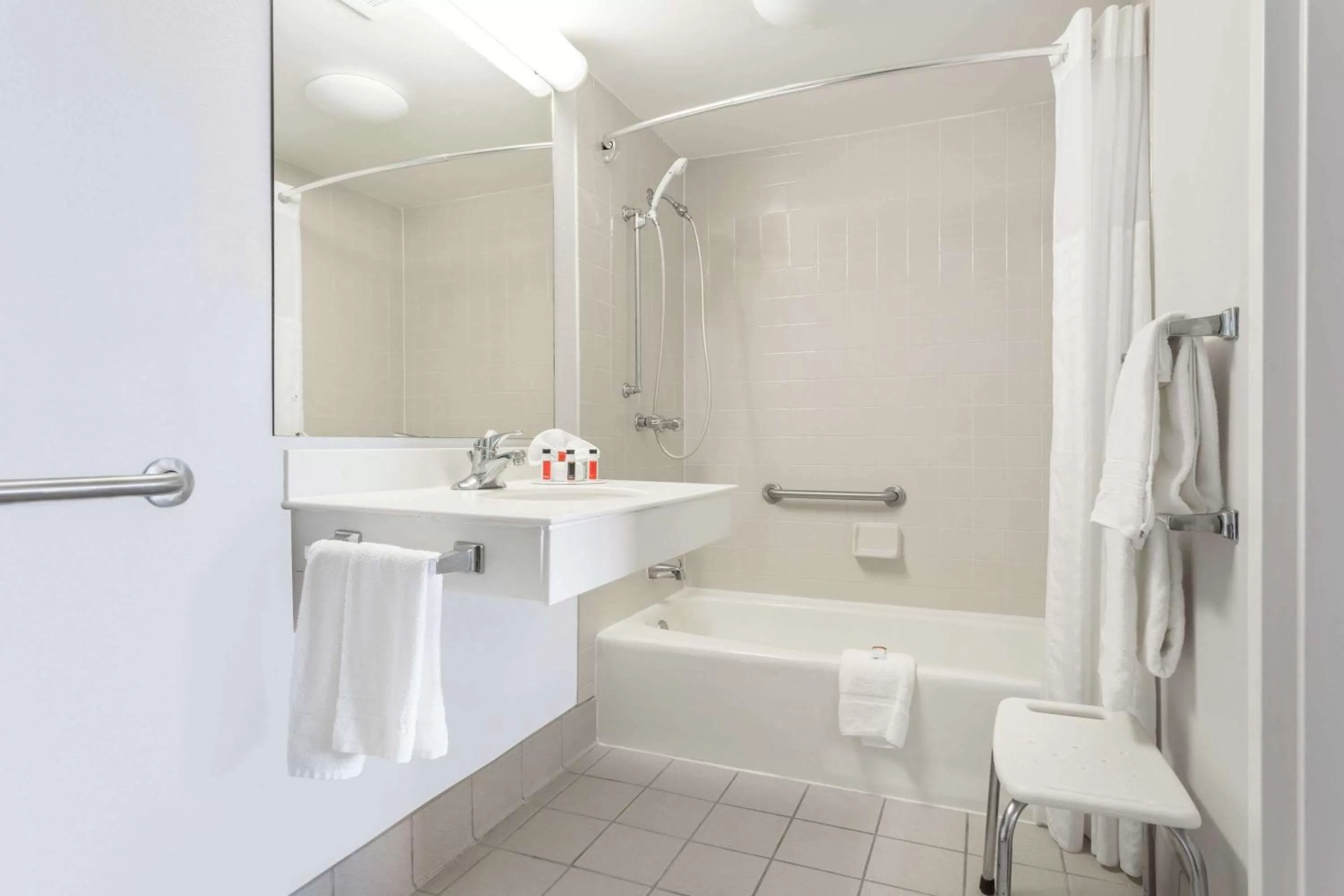 Bathroom in Extended Stay America Suites - Bristol