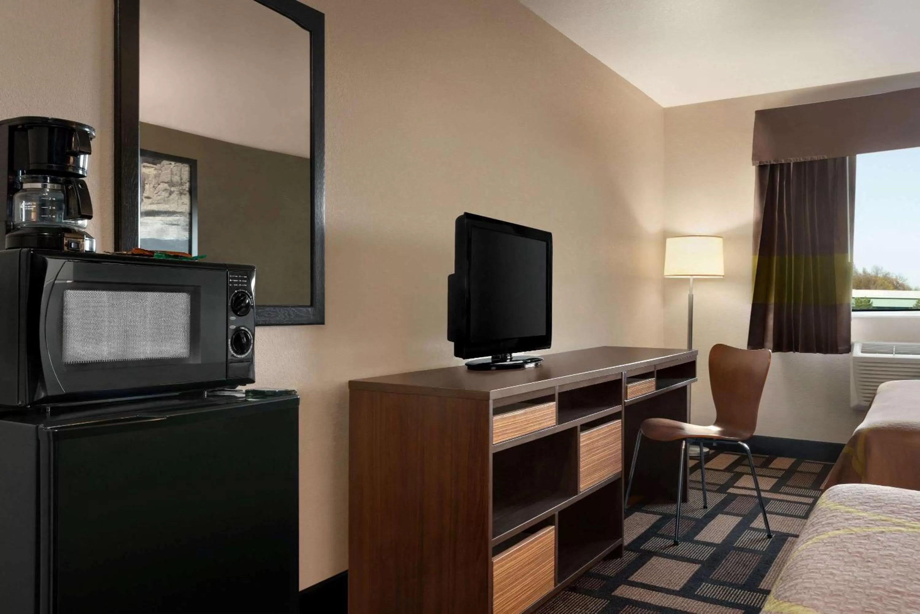 Photo of the whole room in Super 8 by Wyndham Akron S/Green/Uniontown OH