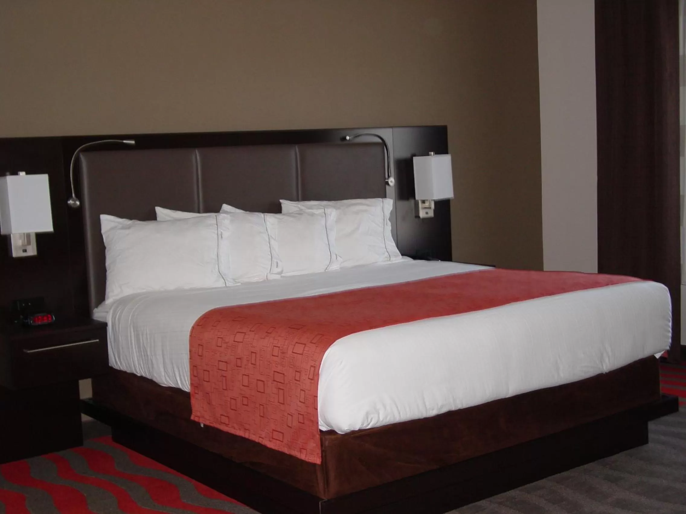 Bed in Holiday Inn Express Hotels & Suites Rockingham West by IHG